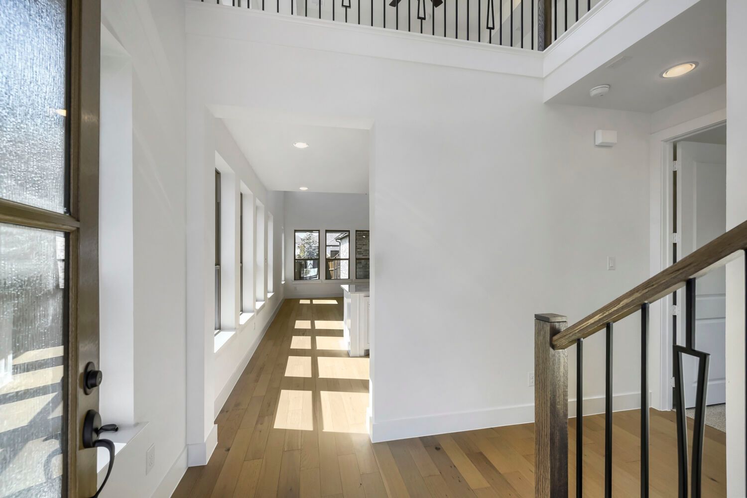 6028 Silverstein - Entry
