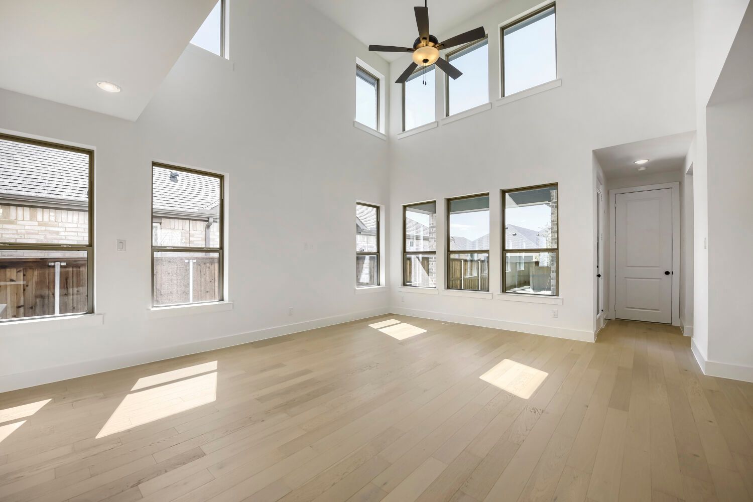 6028 Silverstein - Living Area