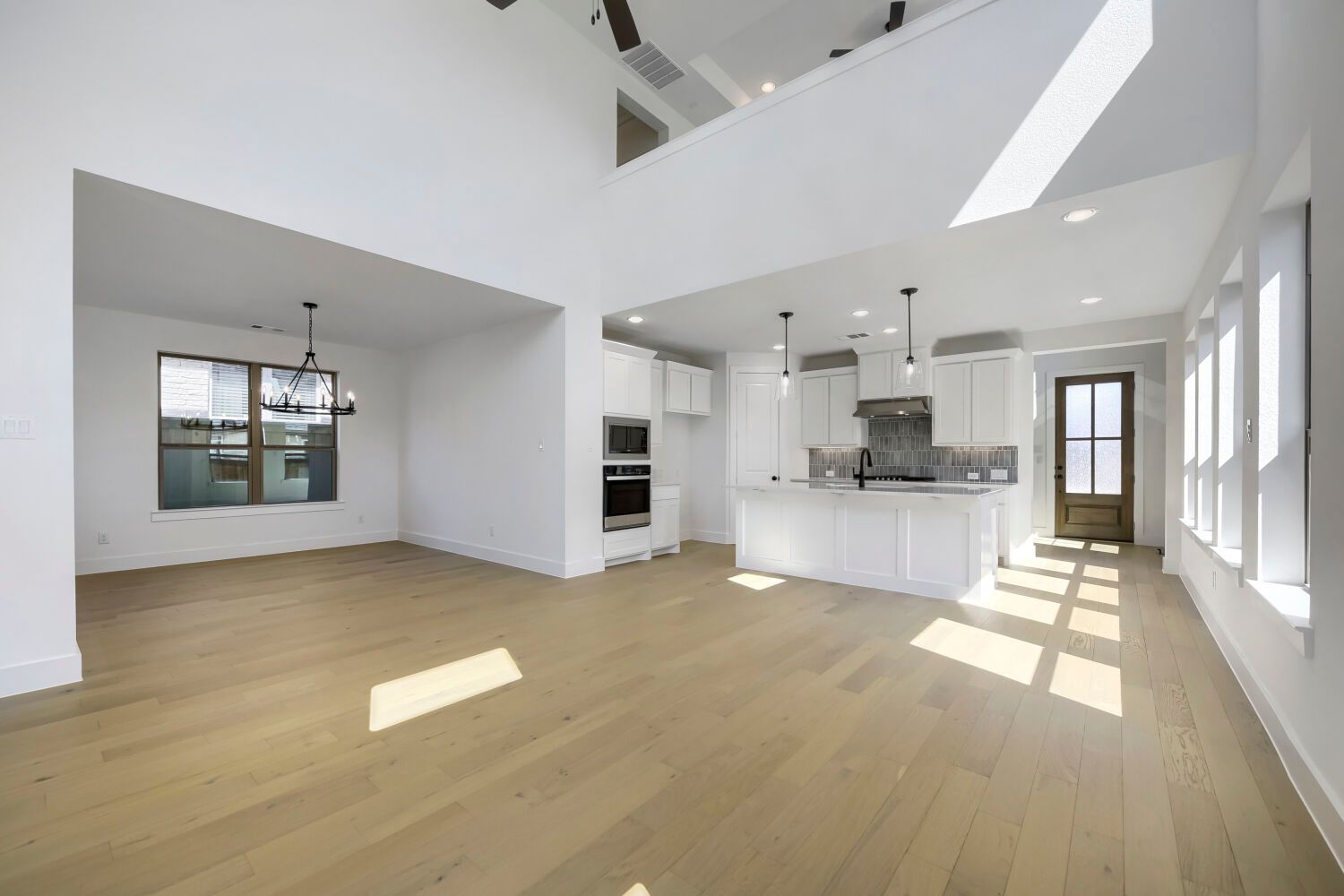 6028 Silverstein - Living Area