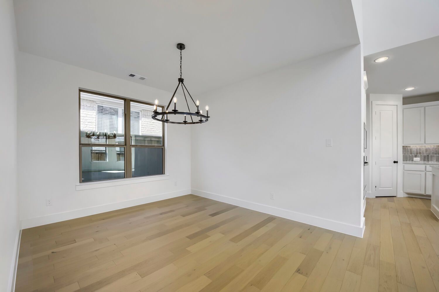 6028 Silverstein - Dining Area