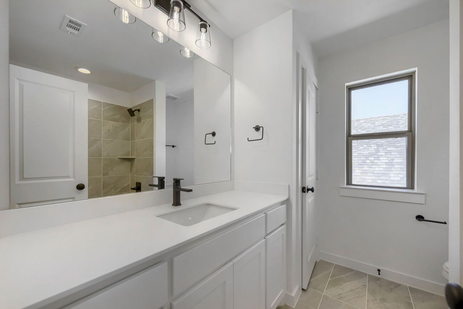 6028 Silverstein - Full Bathroom