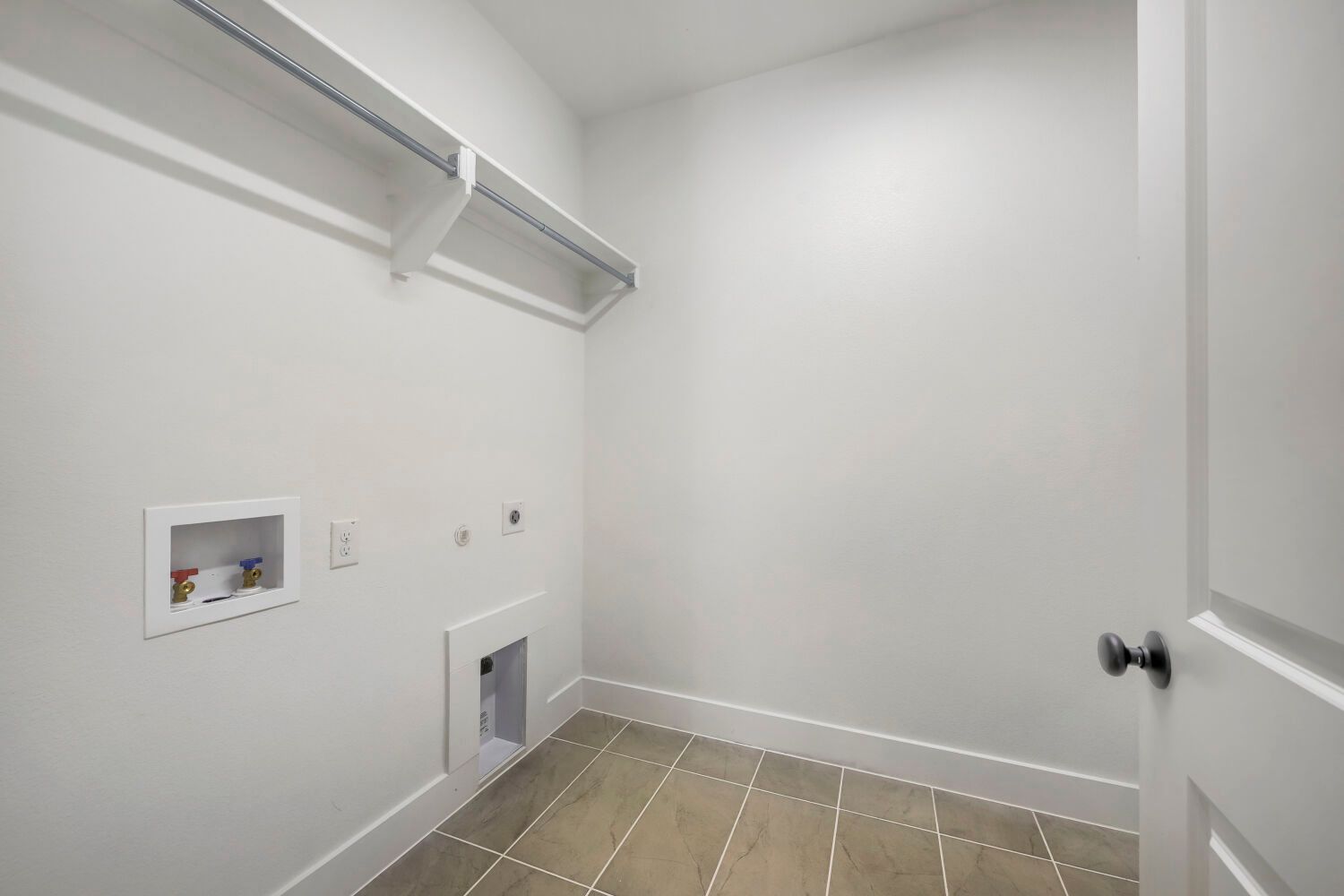 6028 Silverstein - Laundry Room