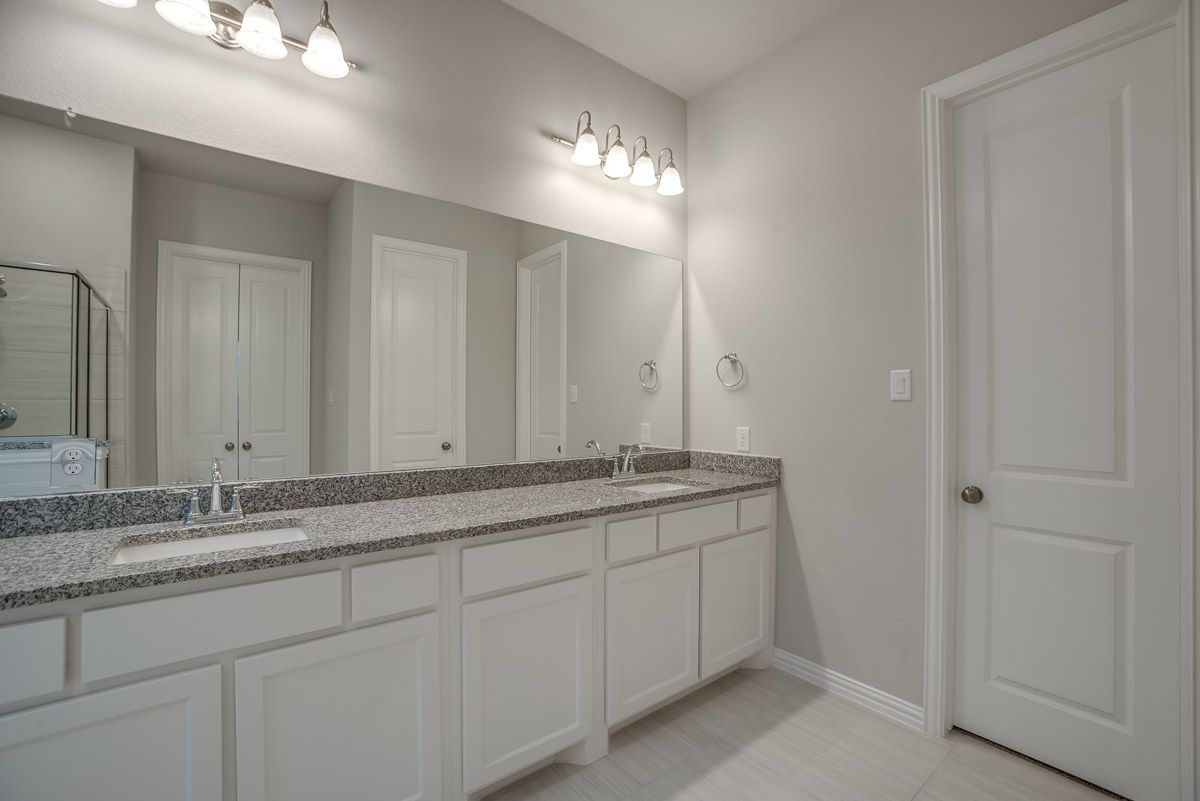 Plan 1682 Primary Bathroom Representative Image