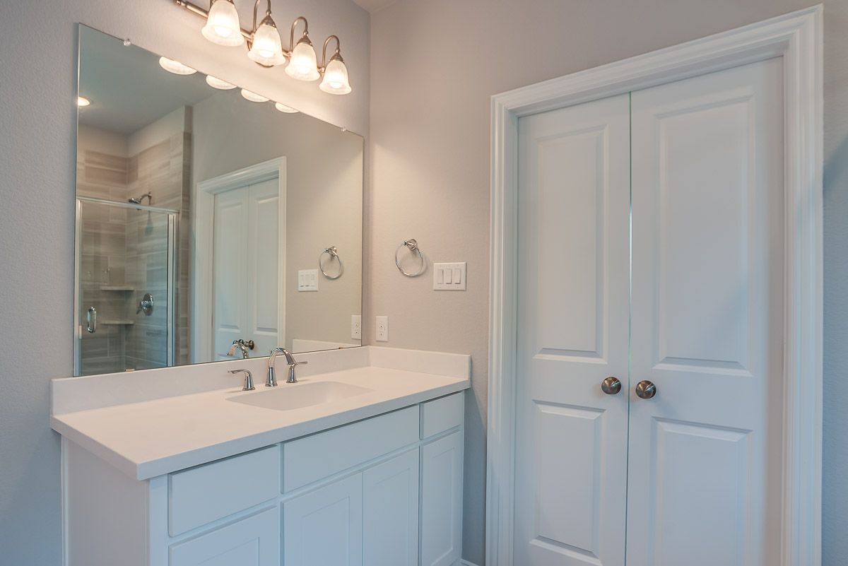 Plan 1689 Primary Bathroom Representative Image