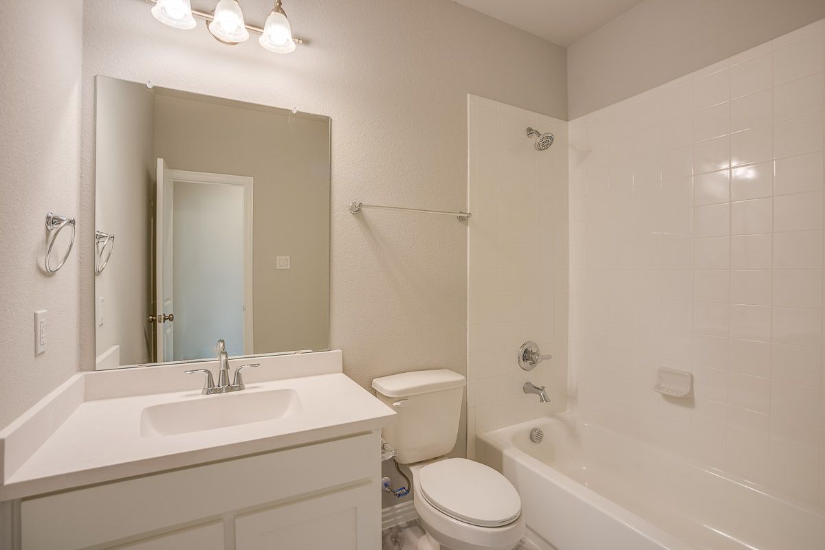 Plan 1689 Secondary Bathroom Representative Image