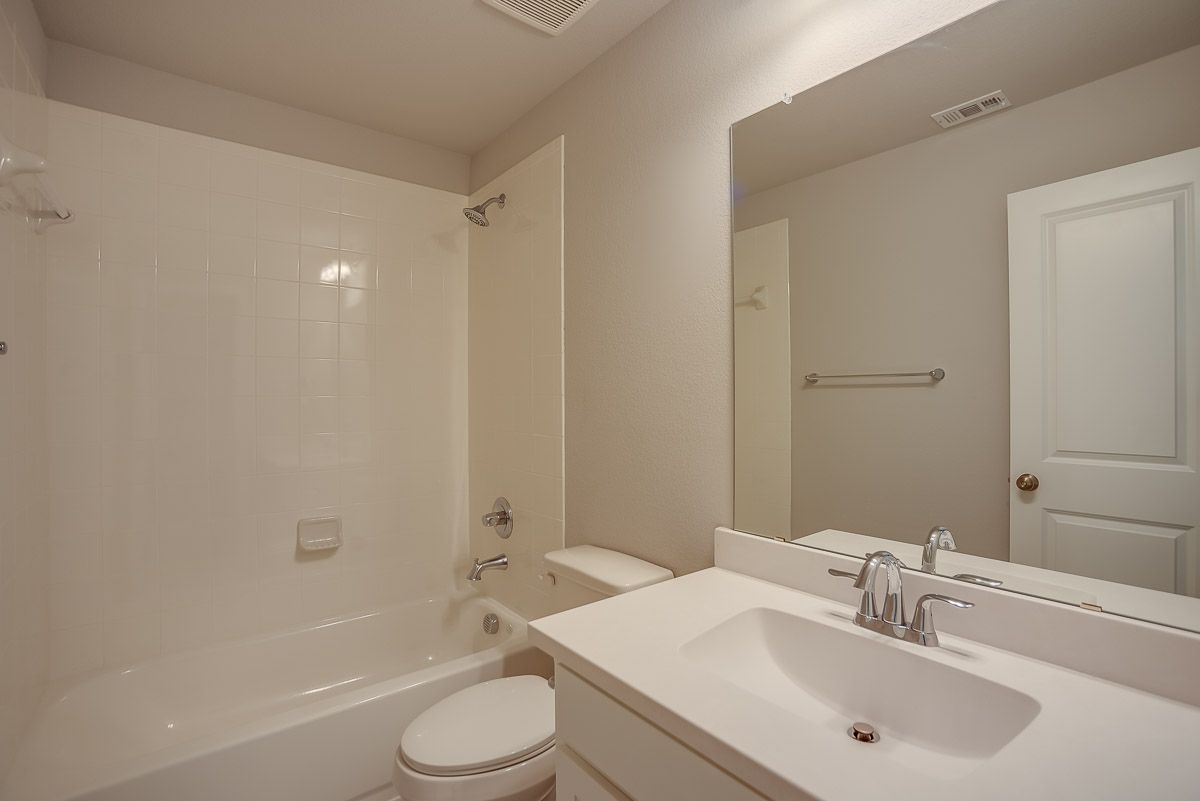 Plan 1689 Secondary Bathroom Representative Image