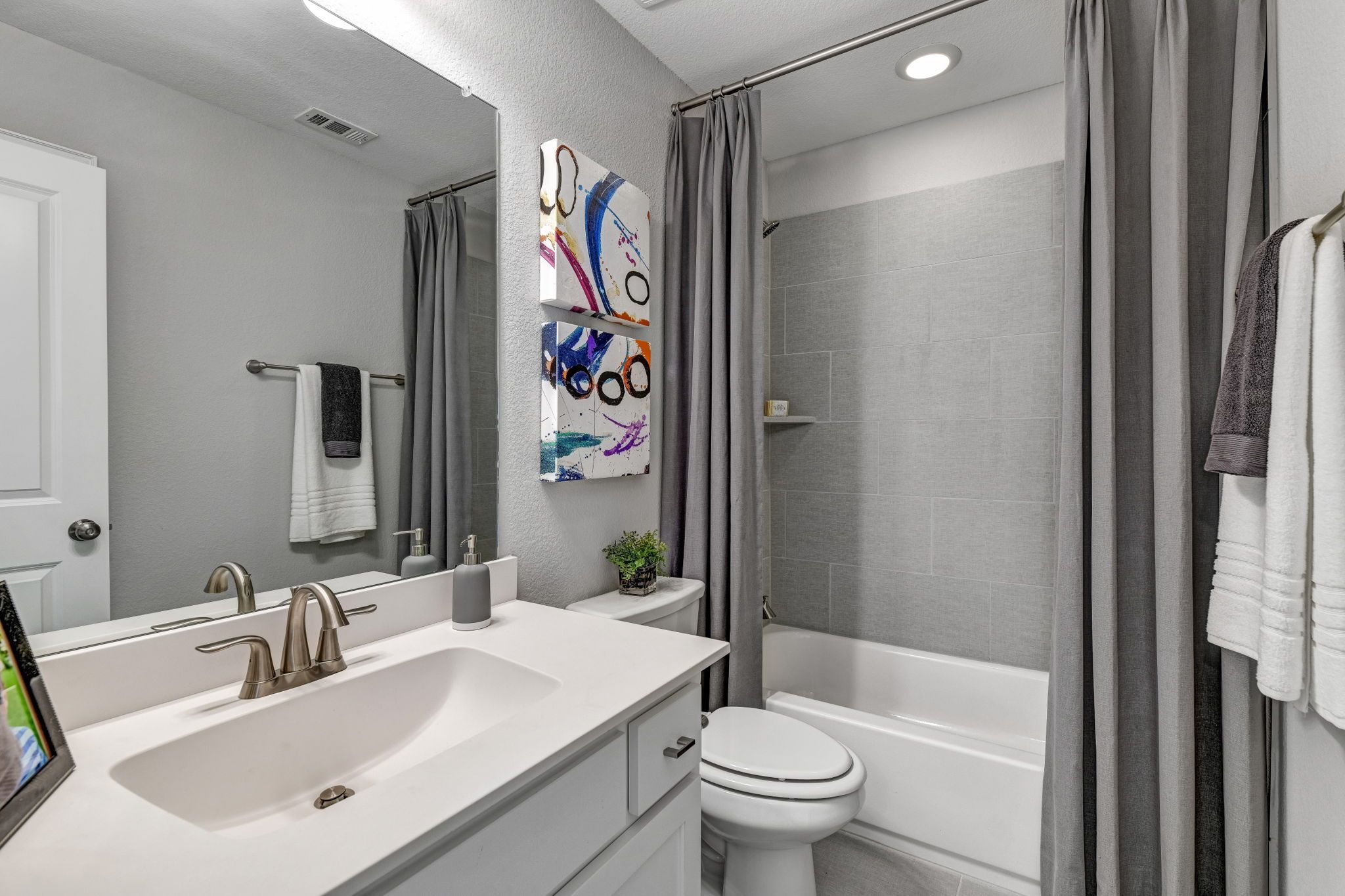 Plan 1163 Secondary Bath Representative Image