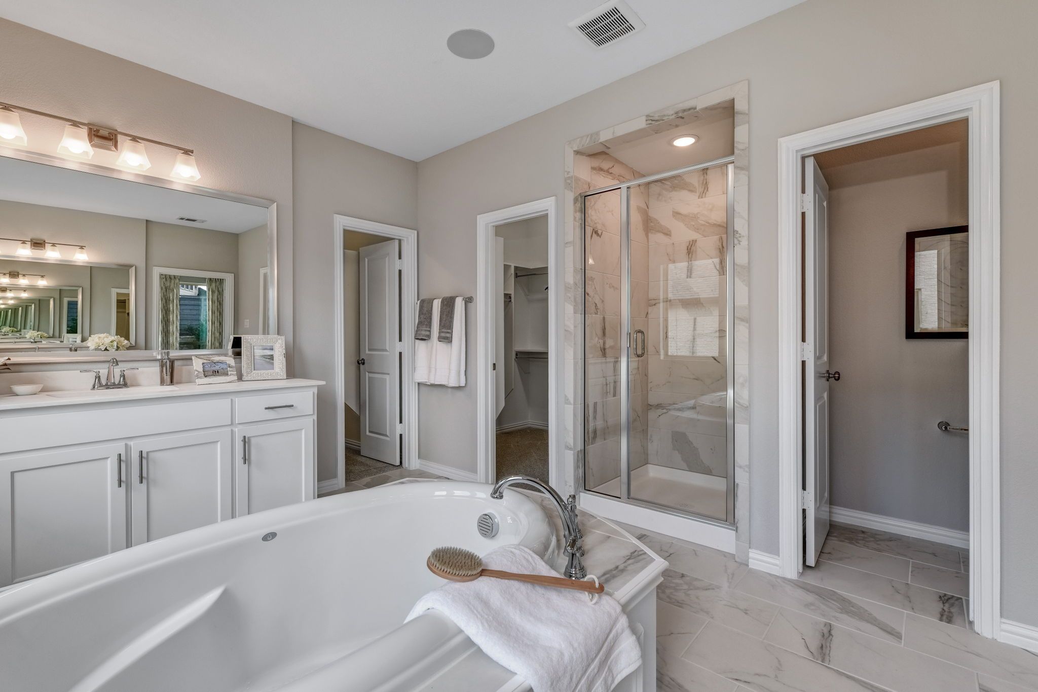 Plan 1686 Primary Bath Representative Image
