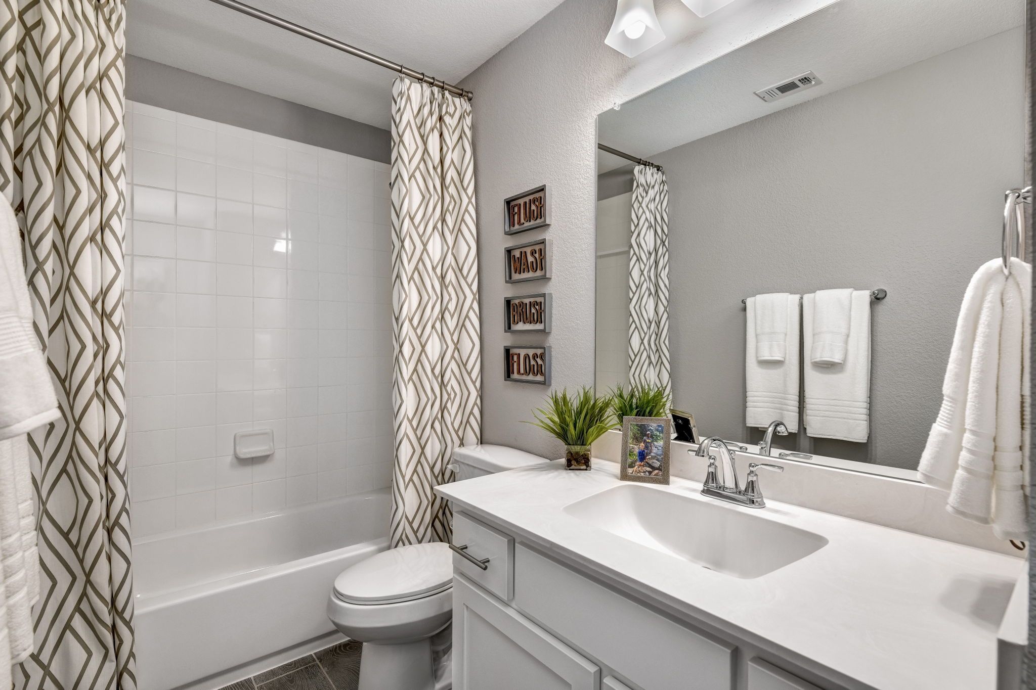 Plan 1686 Secondary Bath Representative Image