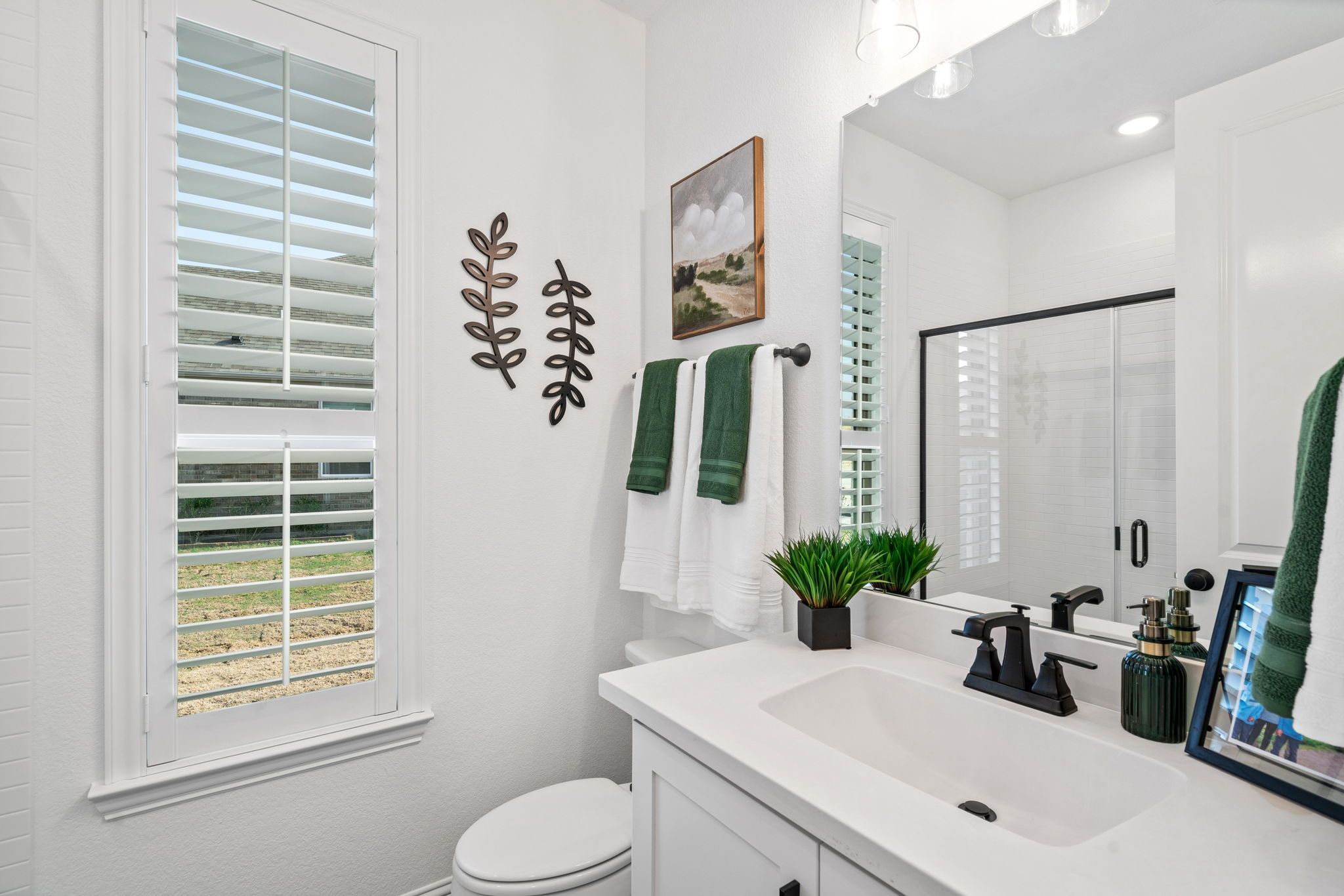 Plan 1686 Secondary Bath Photo by American Legend Homes