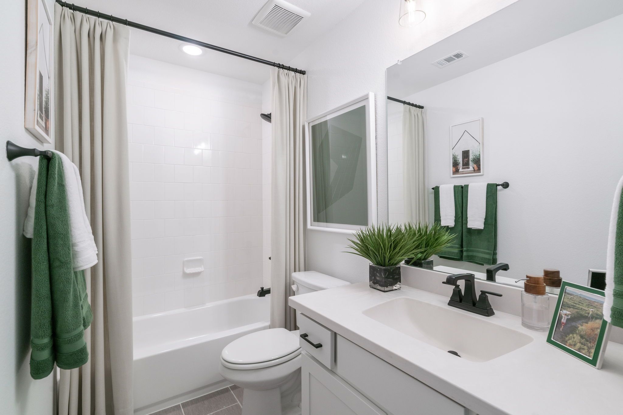 Plan 1686 Secondary Bathroom Photo by American Legend Homes