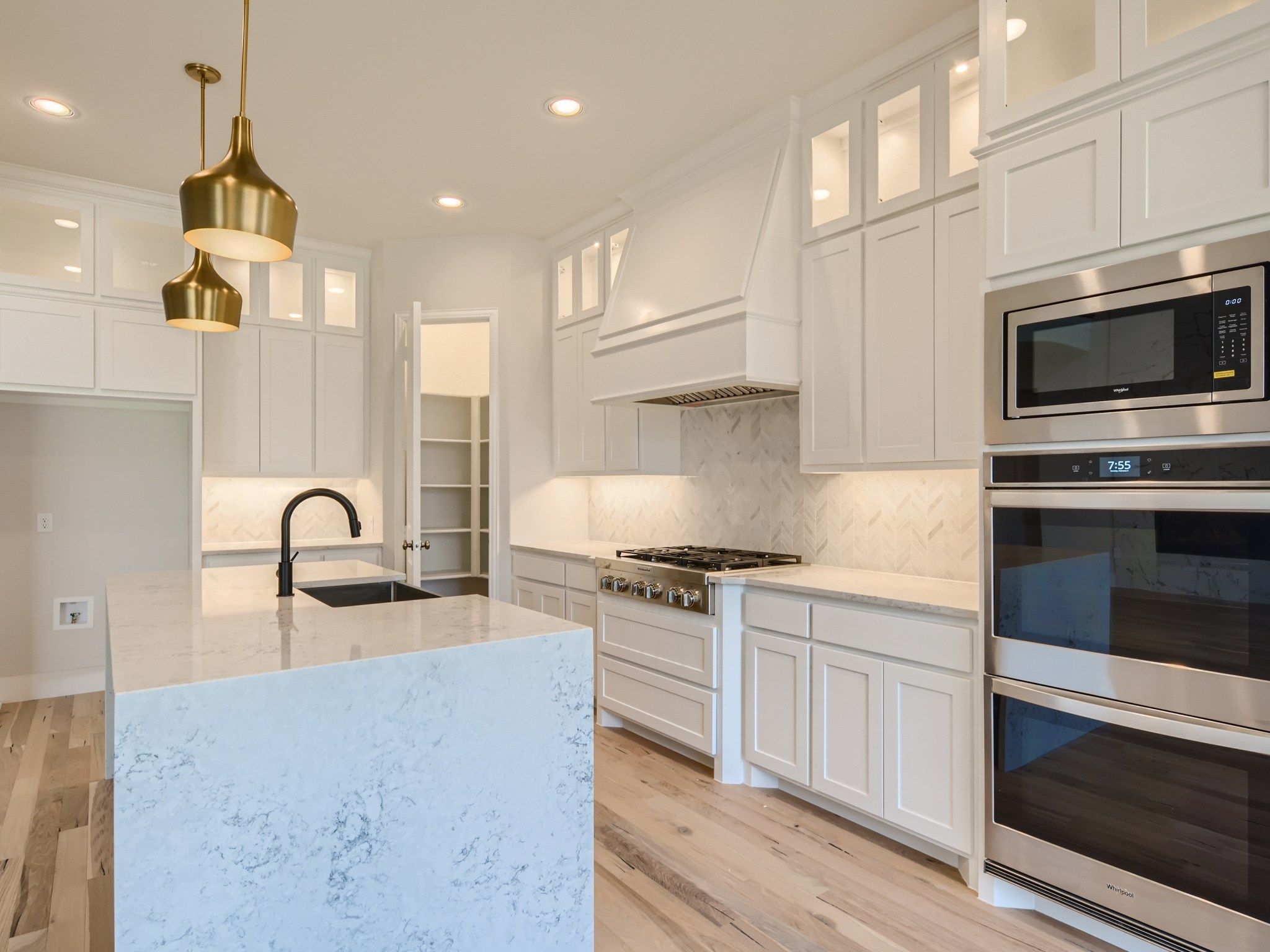 Plan 694 Kitchen Representative Photo