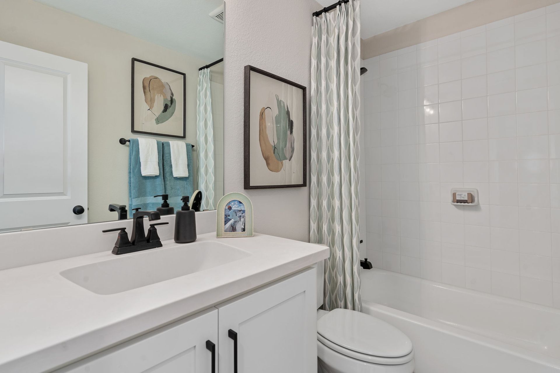 Plan 1534 Secondary Bathroom Representative Photo by American Legend Homes