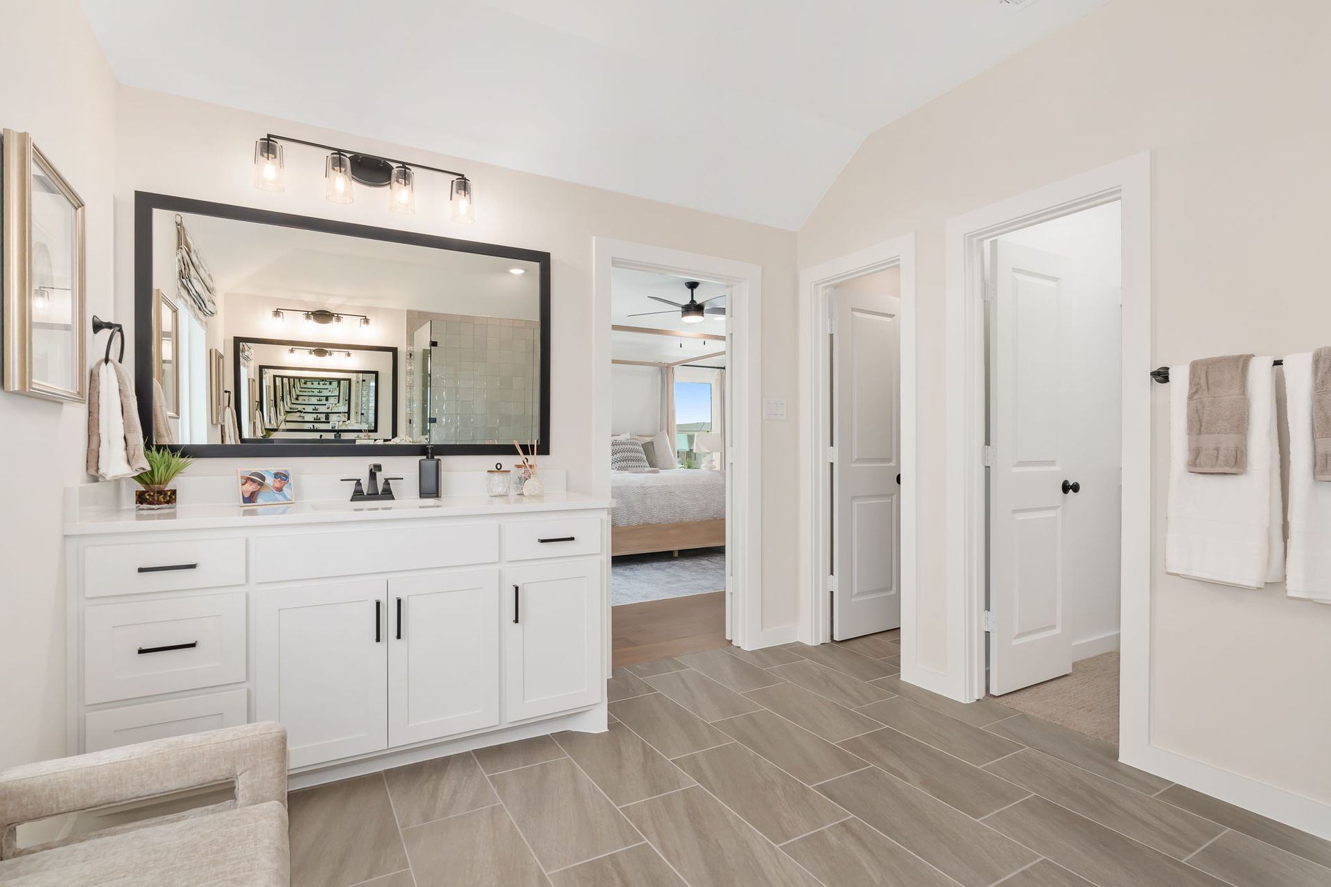 Castle Hills Northpointe Townhomes Main Bathroom by American Legend Homes