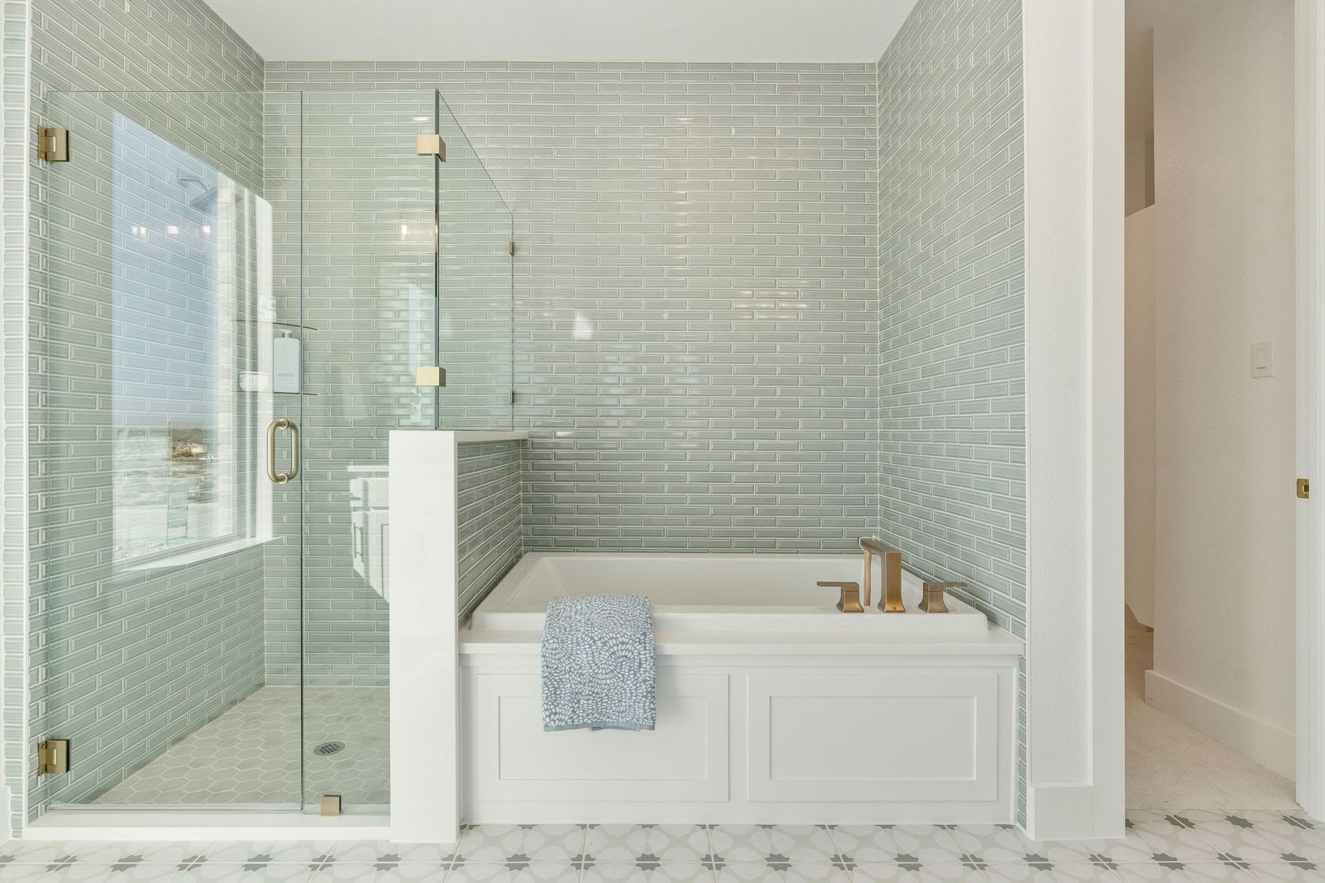Plan 1456 Ventana American Legend Homes' Model Main Bathroom