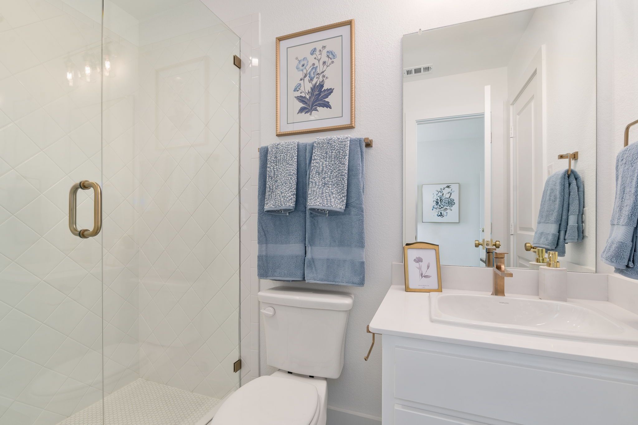 Plan 1456 Ventana American Legend Homes' Model Secondary Bathroom