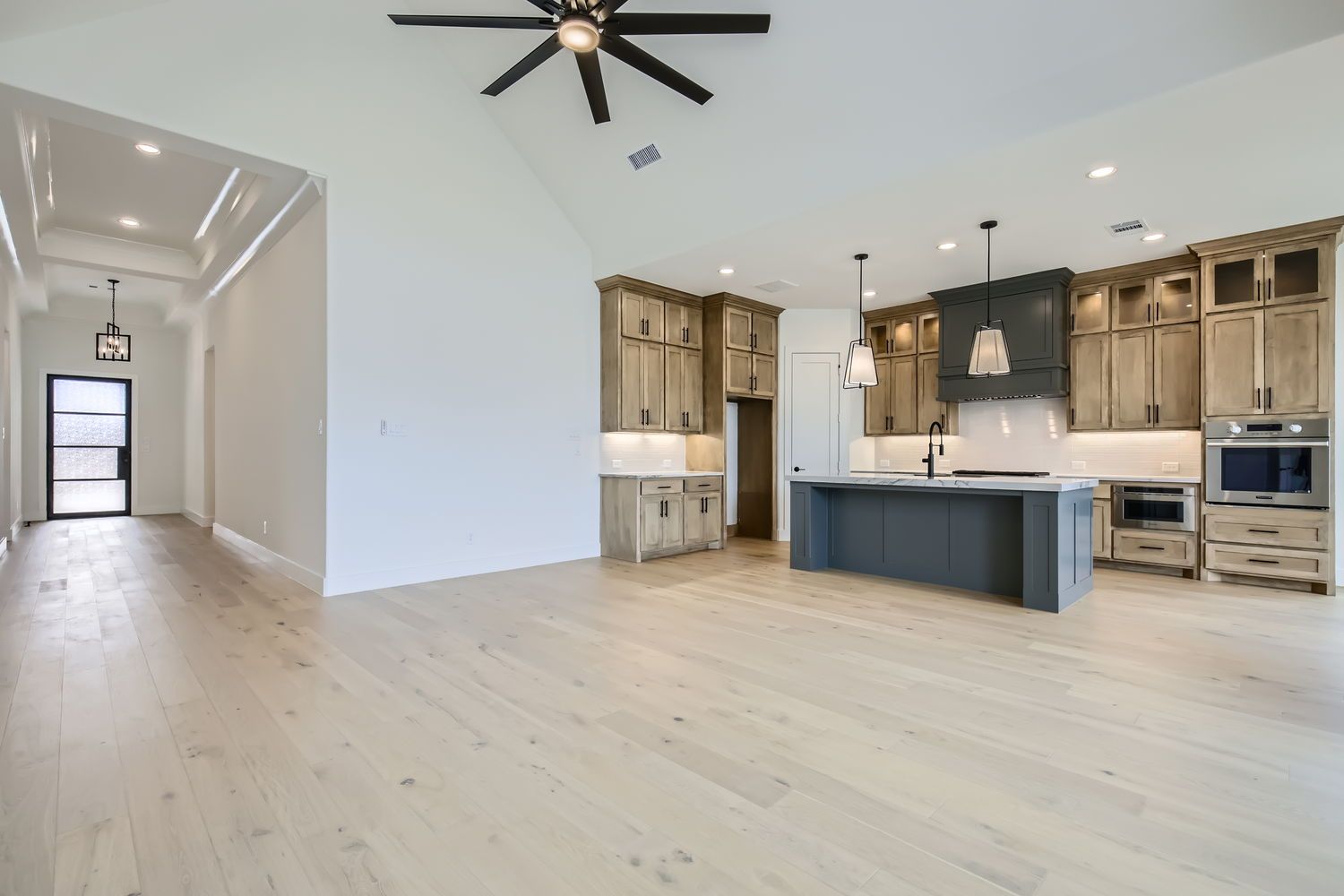 Plan 1623 Entry/Kitchen Representative Photo