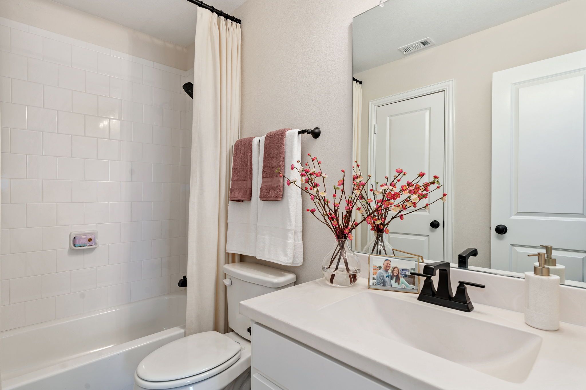 Plan 1687 Secondary Bathroom Representative Photo