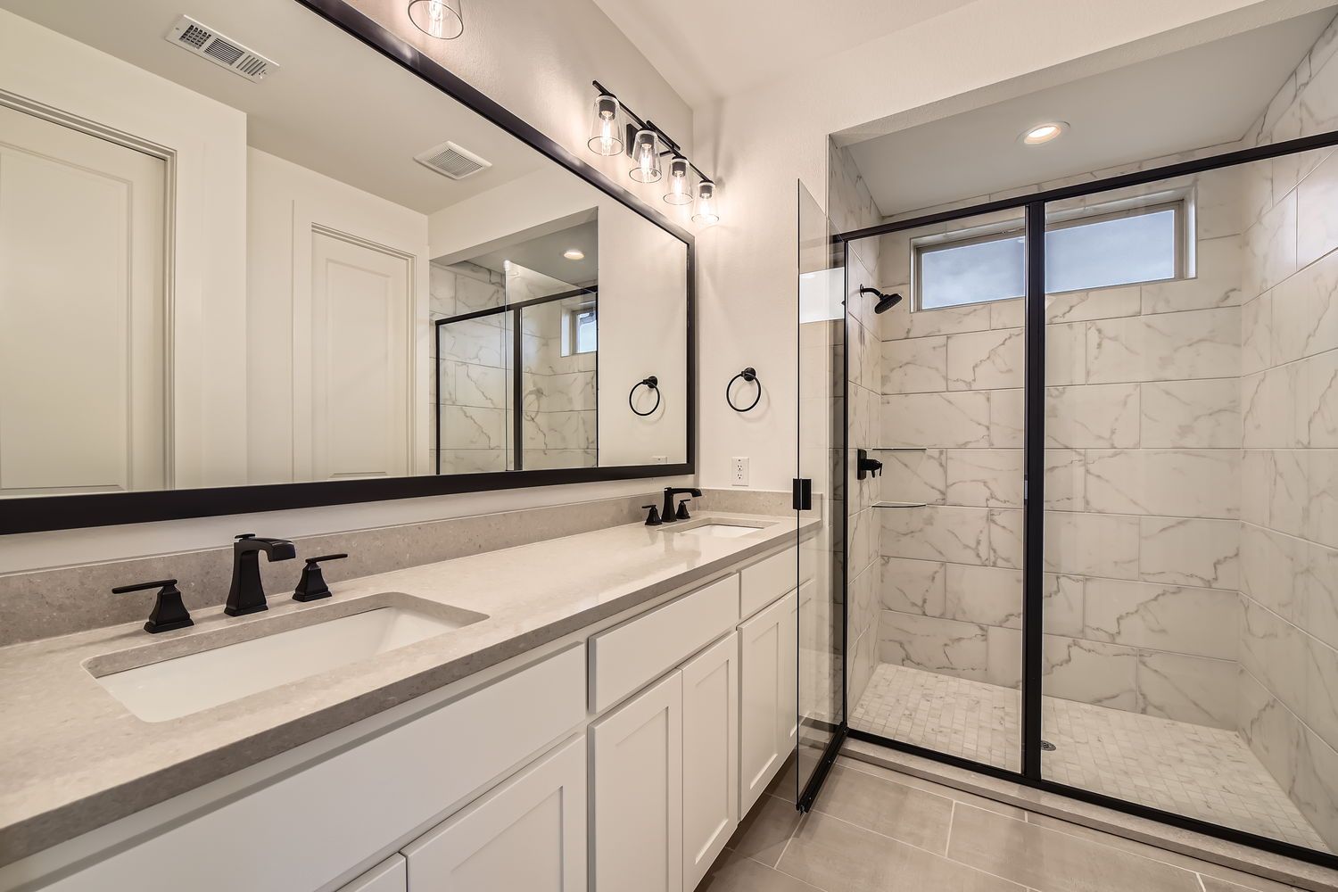 Plan 1452 Main Bathroom Representative Photo