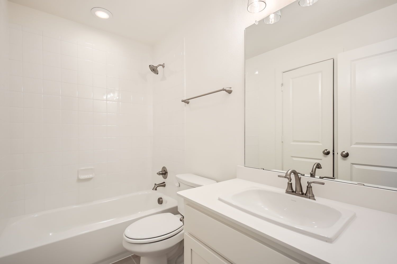 Plan 1476 Secondary Bathroom Representative Photo