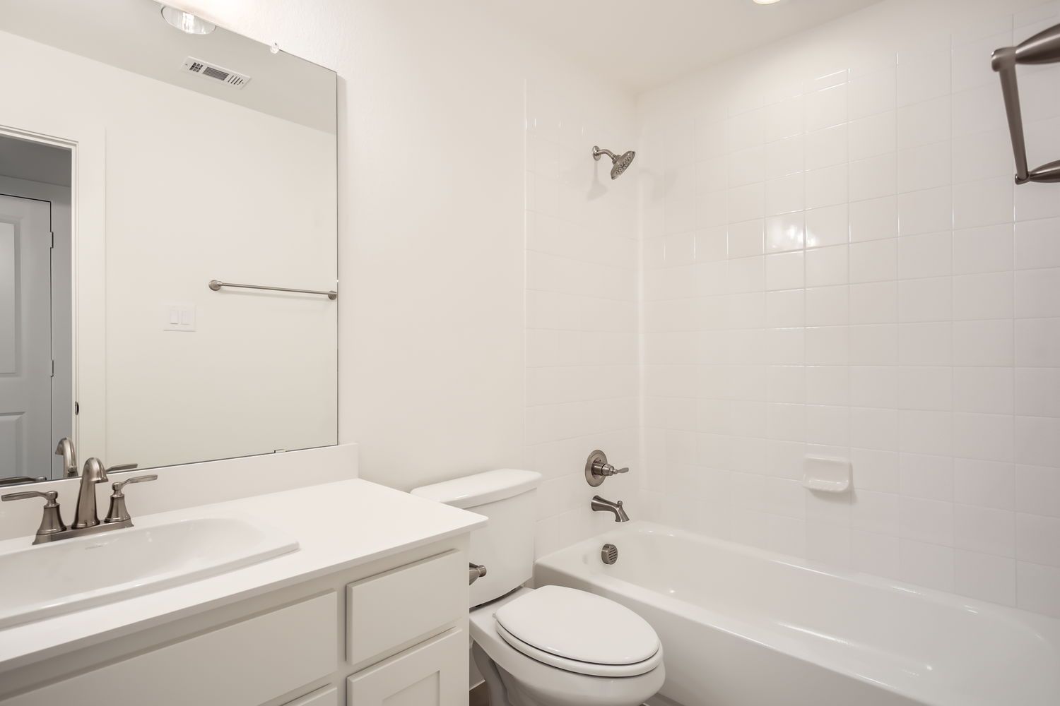 Plan 1476 Secondary Bathroom Representative Photo