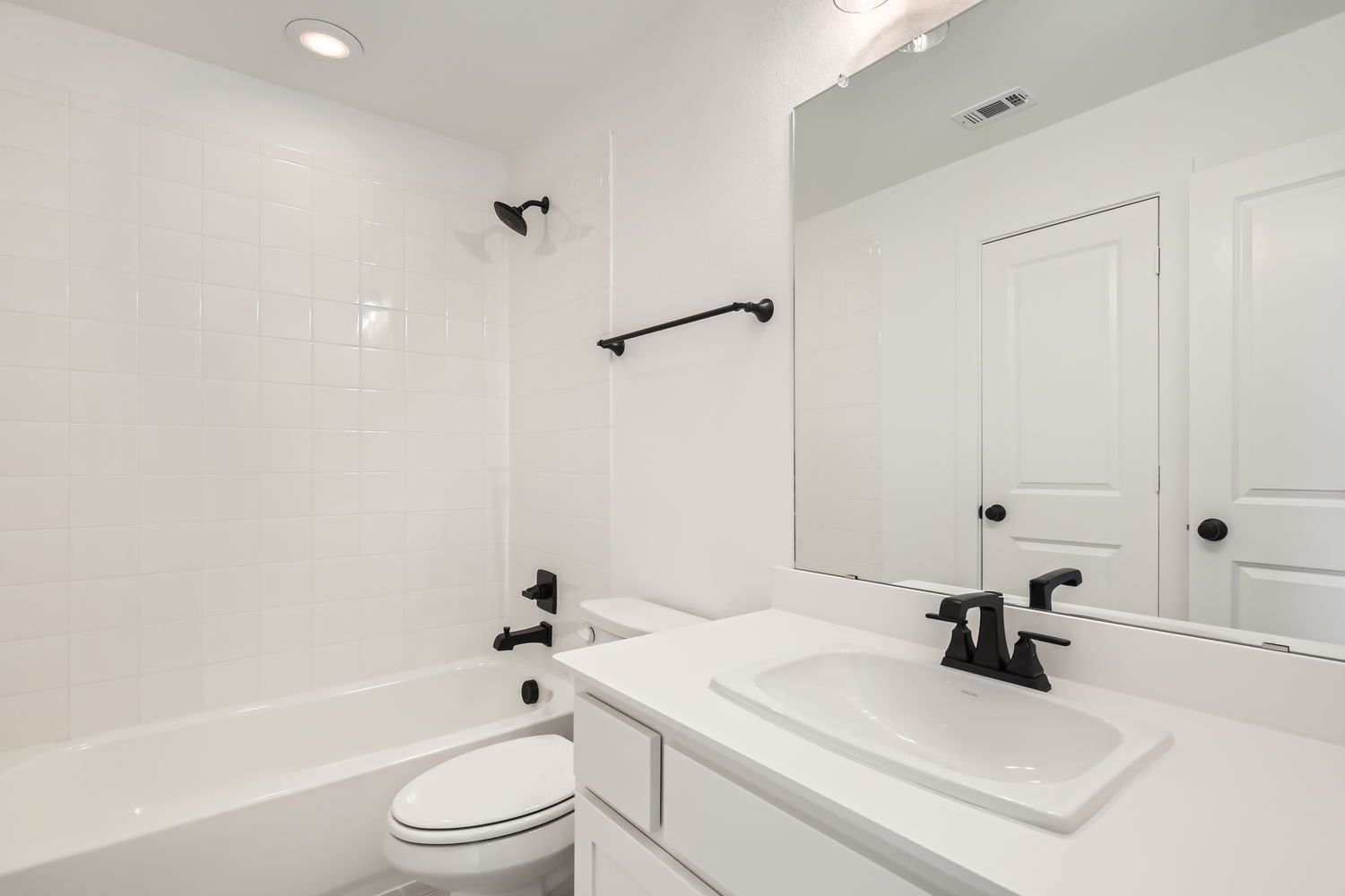 Plan 1474 Secondary Bathroom Representative Photo