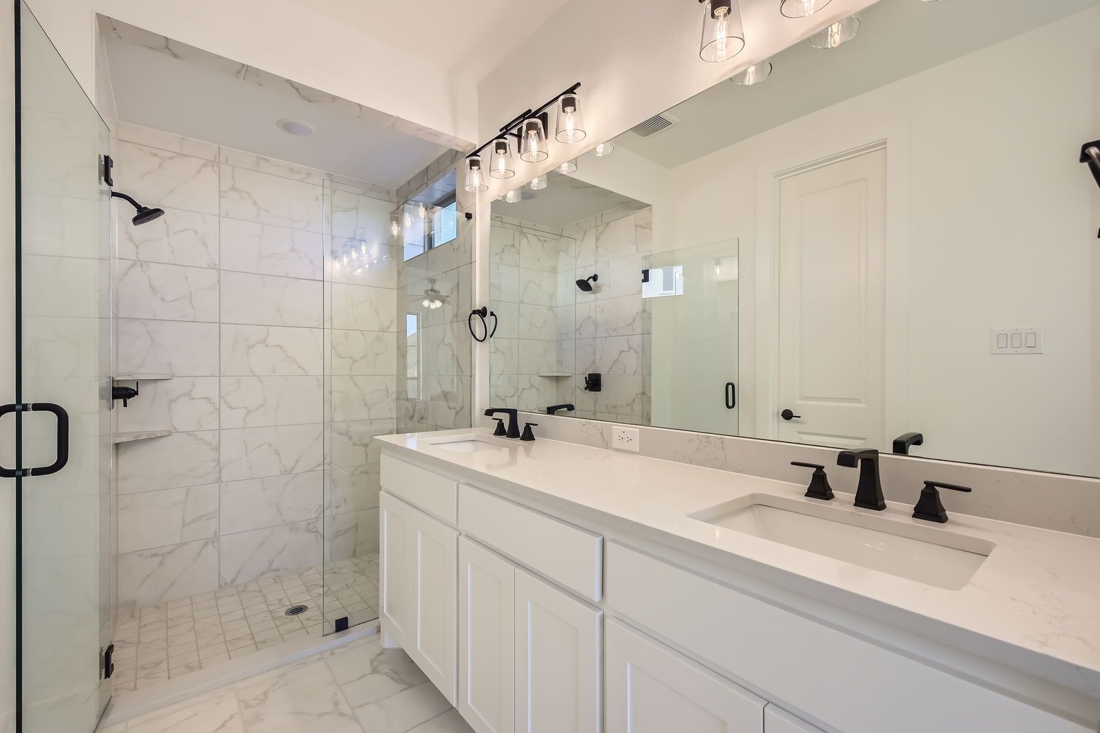 Plan 1453 Main Bathroom Representative