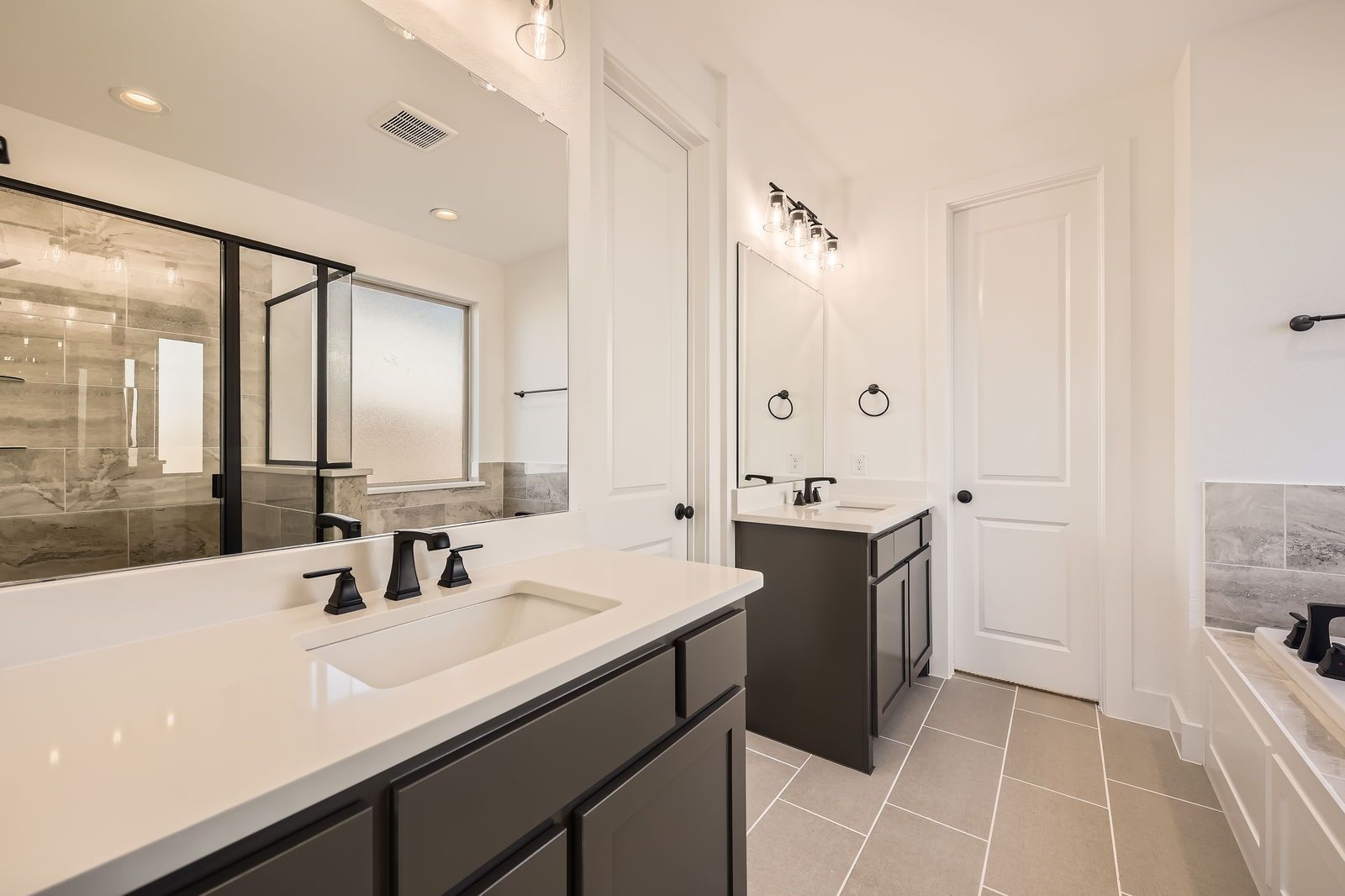 Plan 1454 Main Bathroom Representative Photo