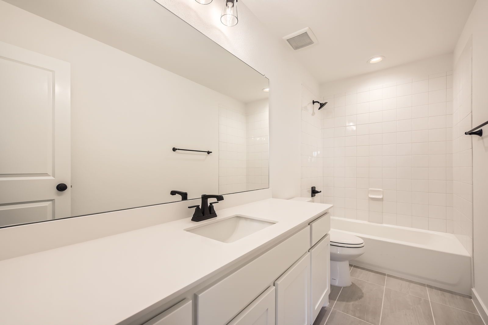 Plan 1454 Secondary Bathroom Representative Photo