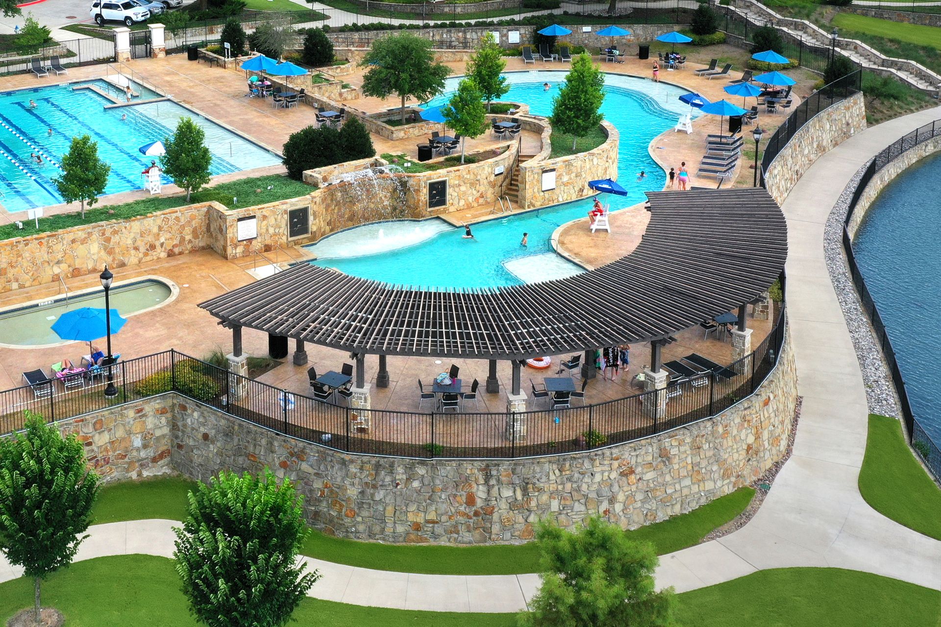 Mustang Lakes - Resort-style pools