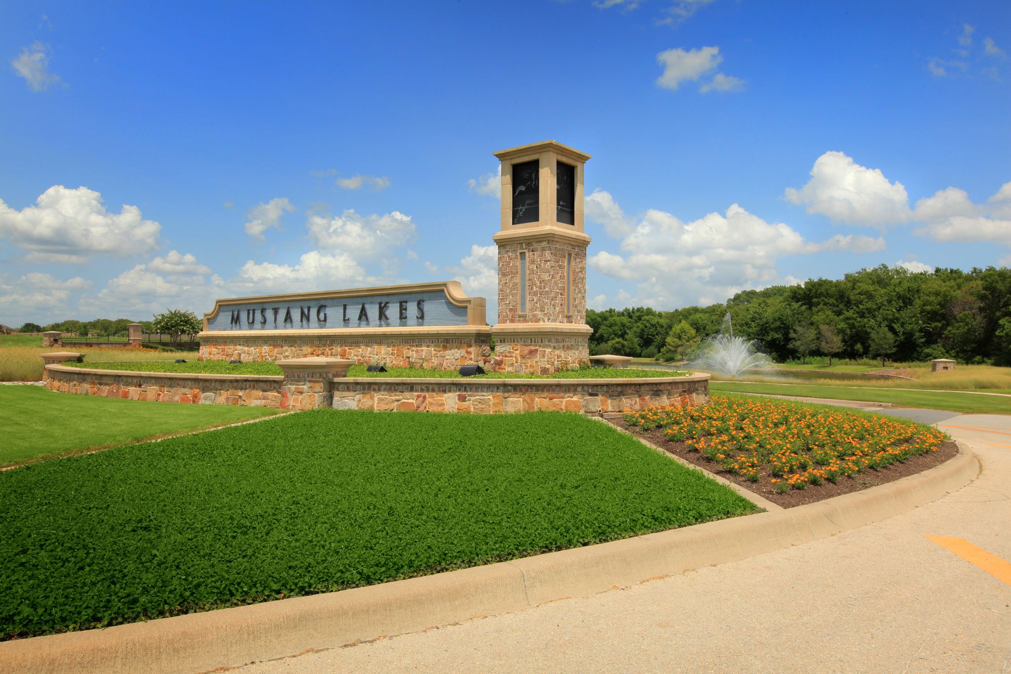 Mustang Lakes - entry sign