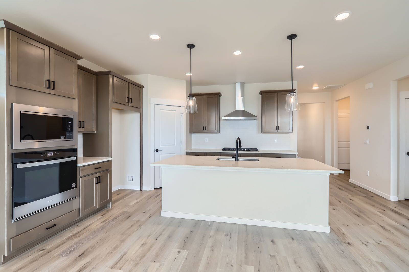 Plan V430 Kitchen Representative Photo