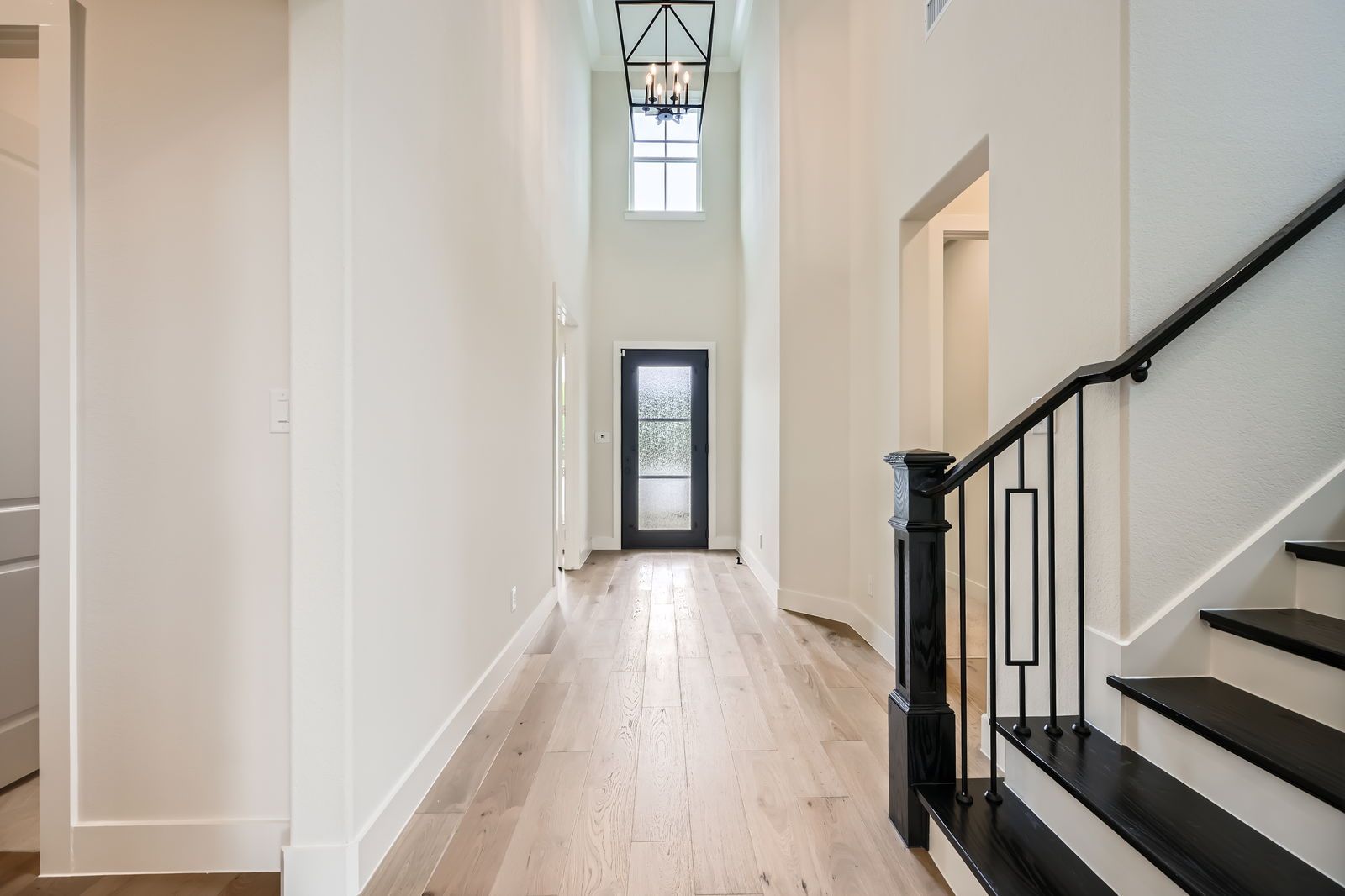 Plan 1641 Foyer Representative Photo