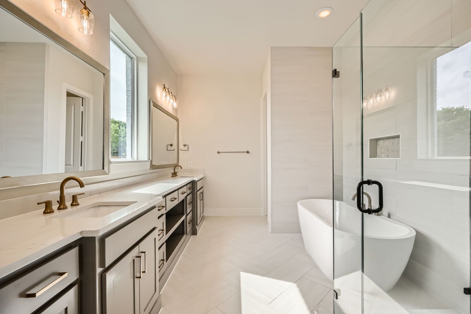 Plan 1641 Main Bathroom Representative Photo