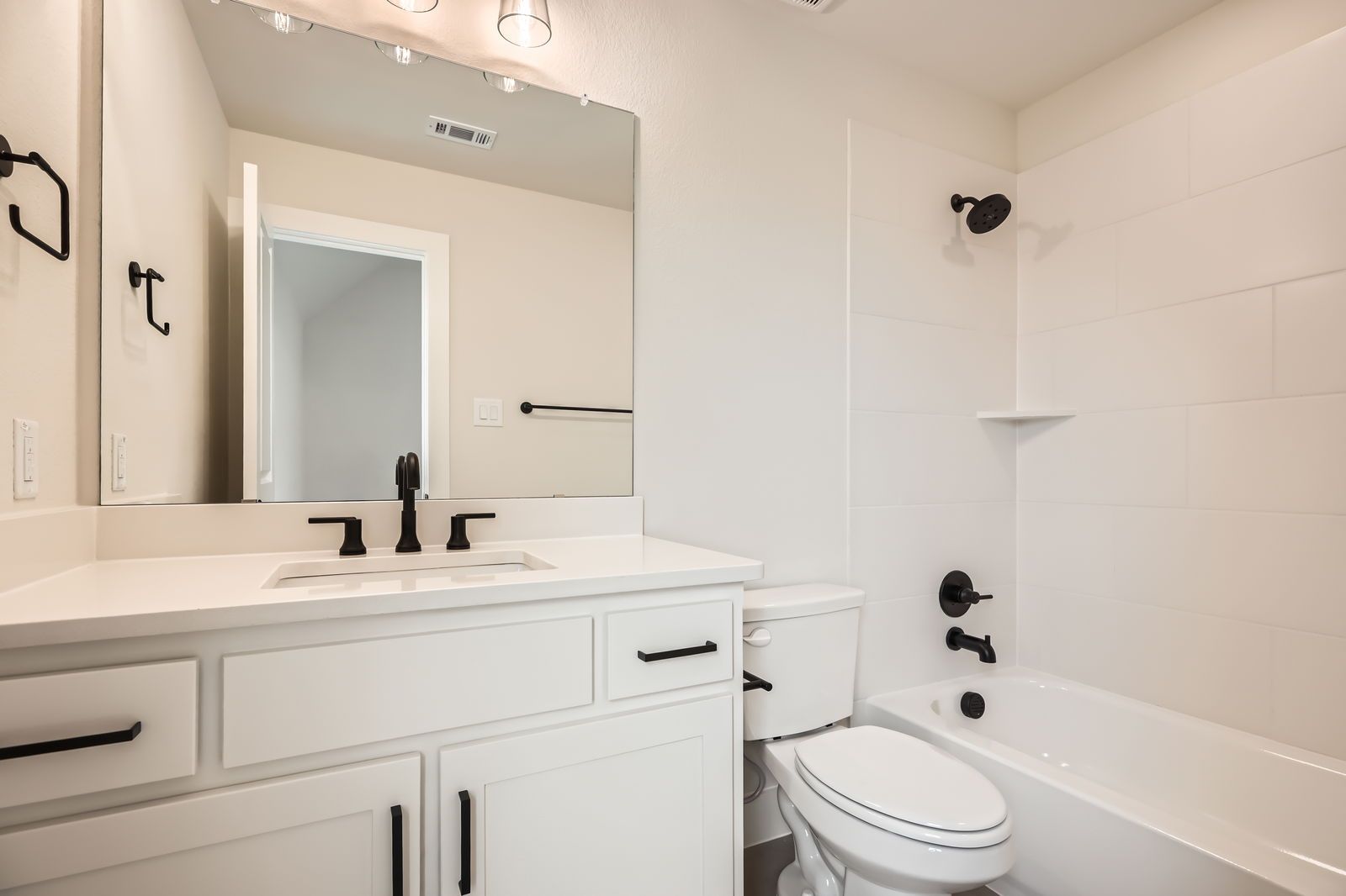 Plan 1641 Secondary Bathroom Representative Photo