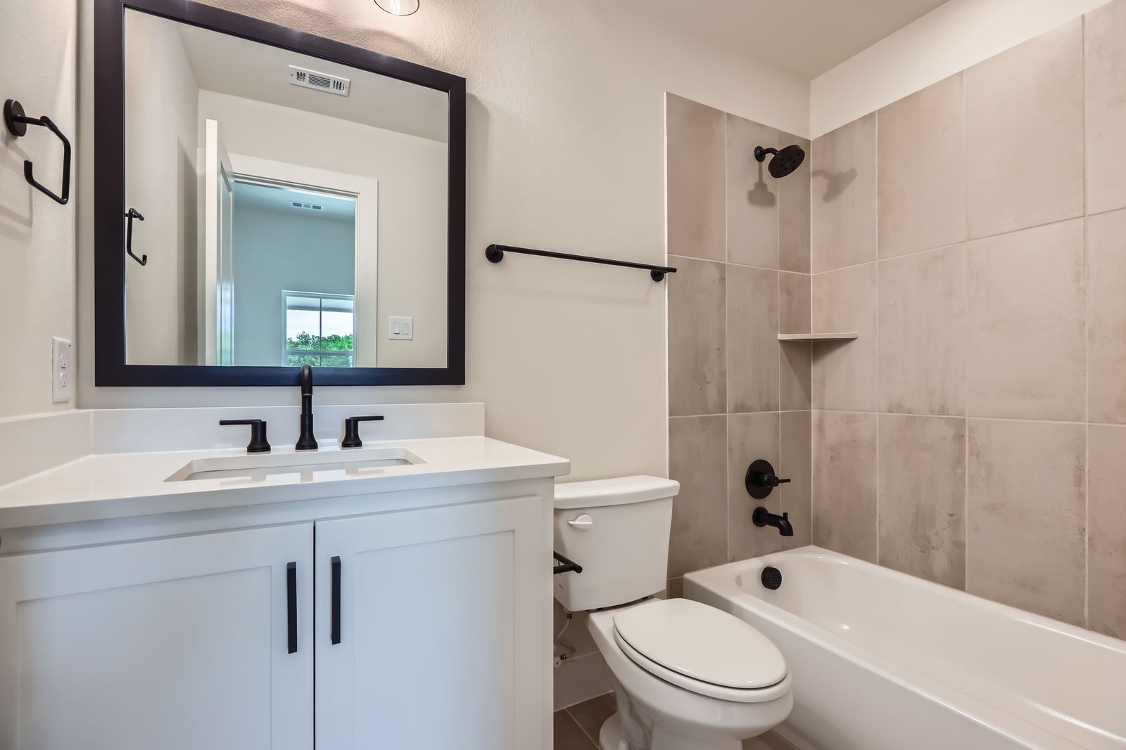 Plan 1641 Secondary Bathroom Representative Photo