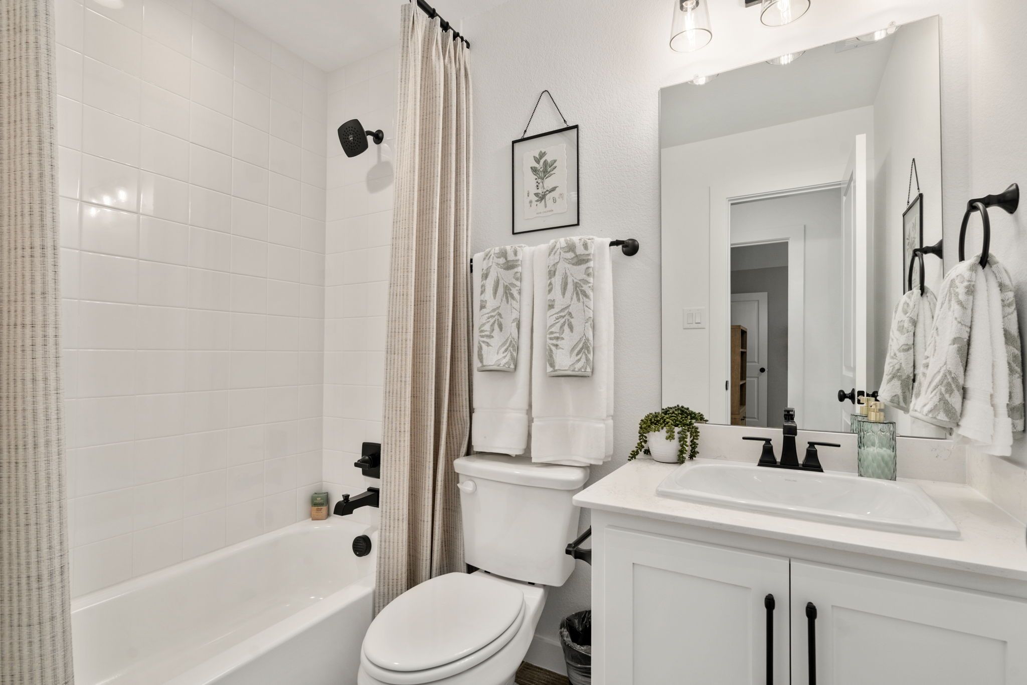 Plan 1565 Secondary Bathroom Representative Photo