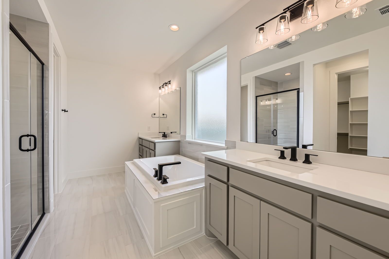 Plan 1566 Main Bathroom Representative Photo