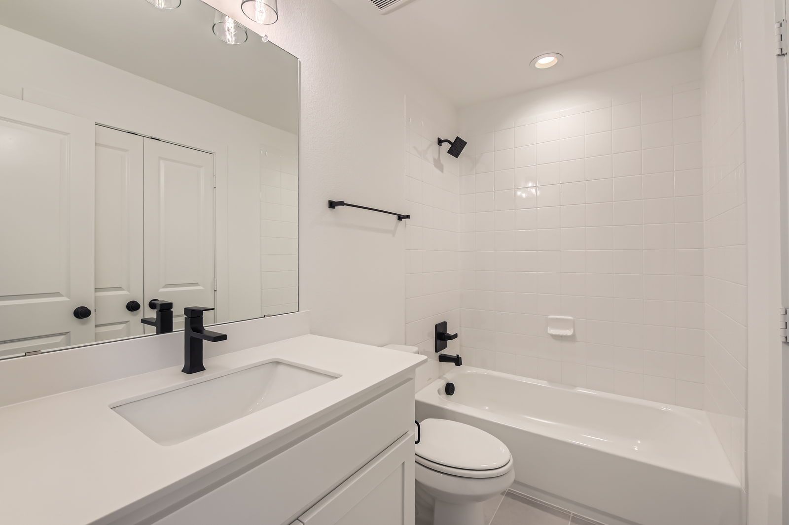 Plan 1566 Secondary Bathroom Representative Photo