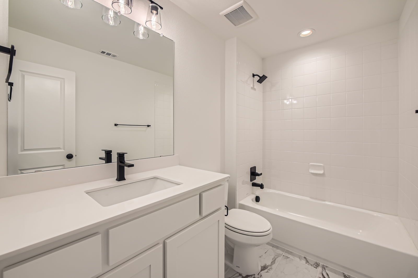 Plan 1566 Secondary Bathroom Representative Photo