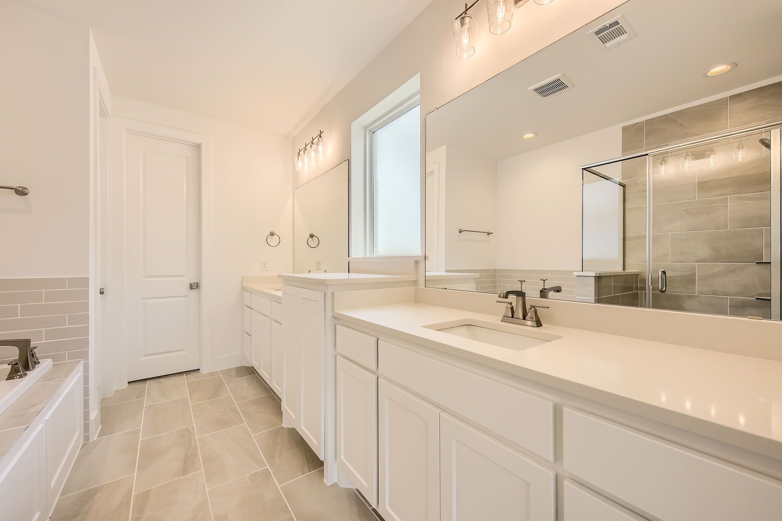 Plan 1563 Main Bathroom Representative Photo