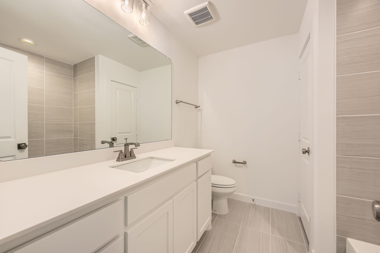 Plan 1563 Secondary Bathroom Representative Photo