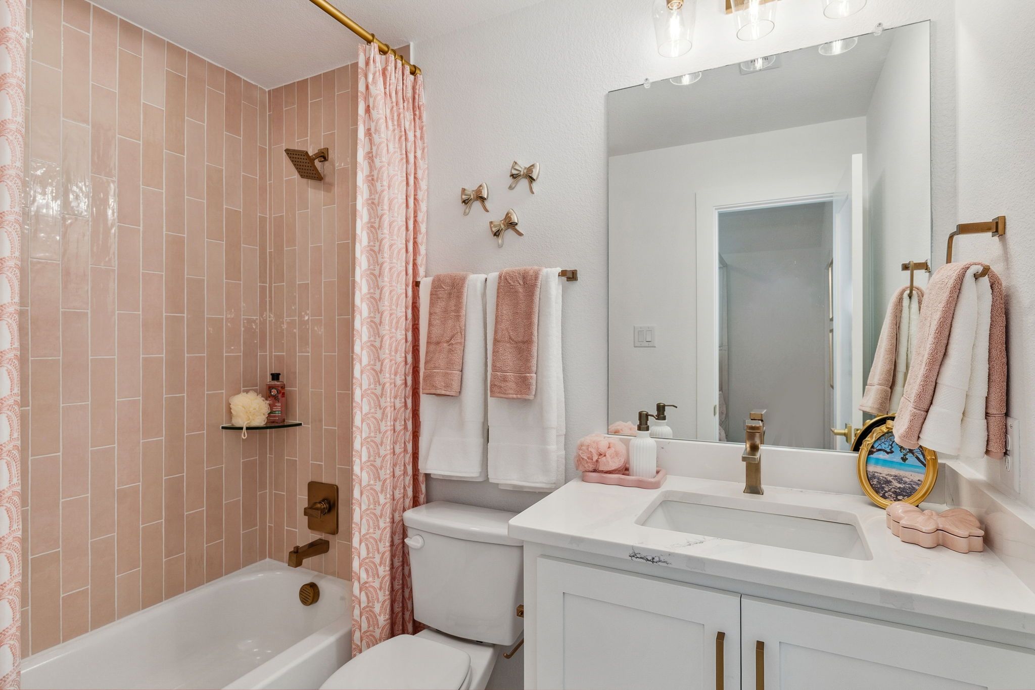 American Legend Homes' 60' model in Ten Mile Creek - Secondary Bathroom