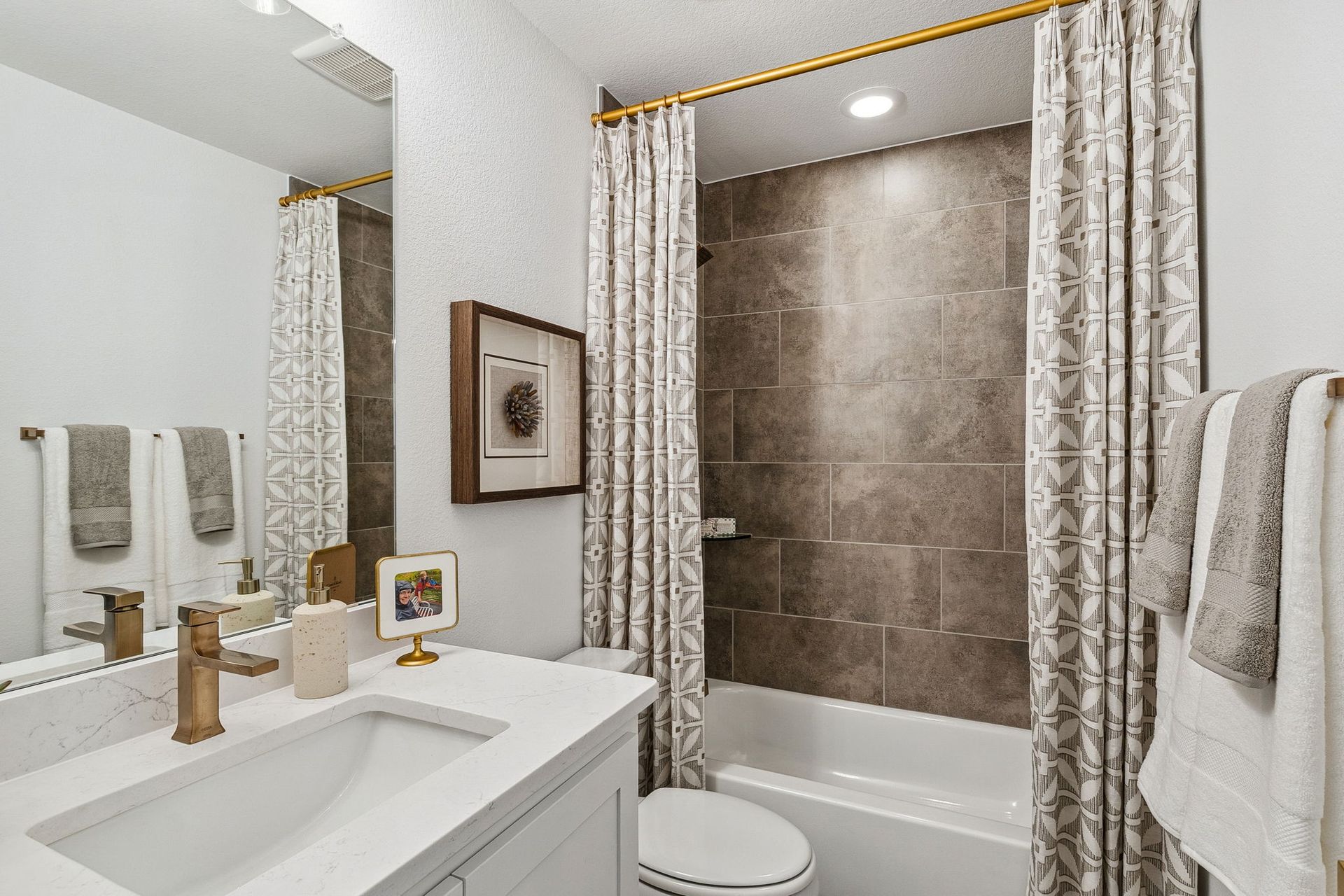American Legend Homes' 60' model in Ten Mile Creek - Secondary Bathroom