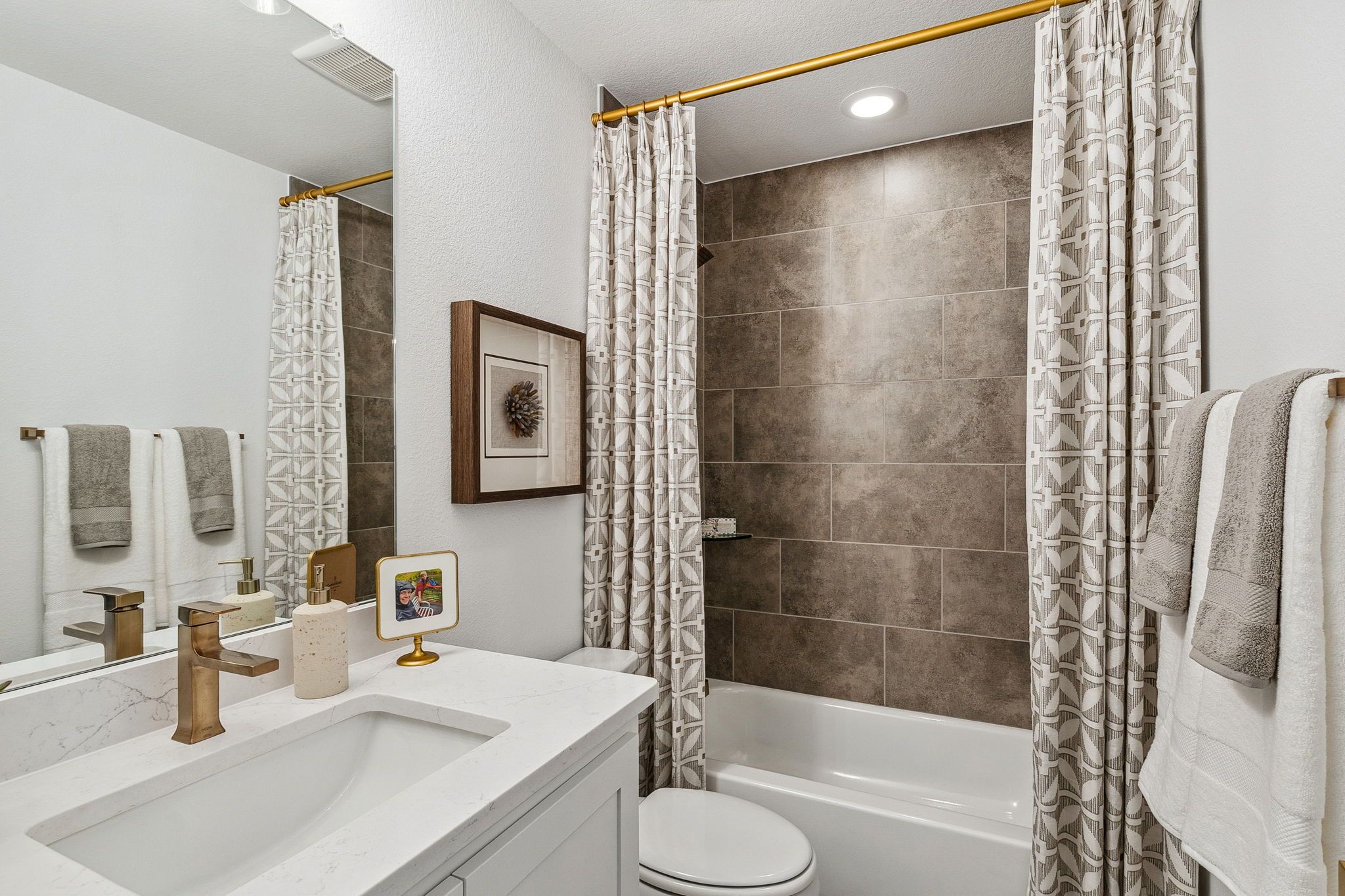 American Legend Homes' 60' model in Ten Mile Creek - Secondary Bathroom