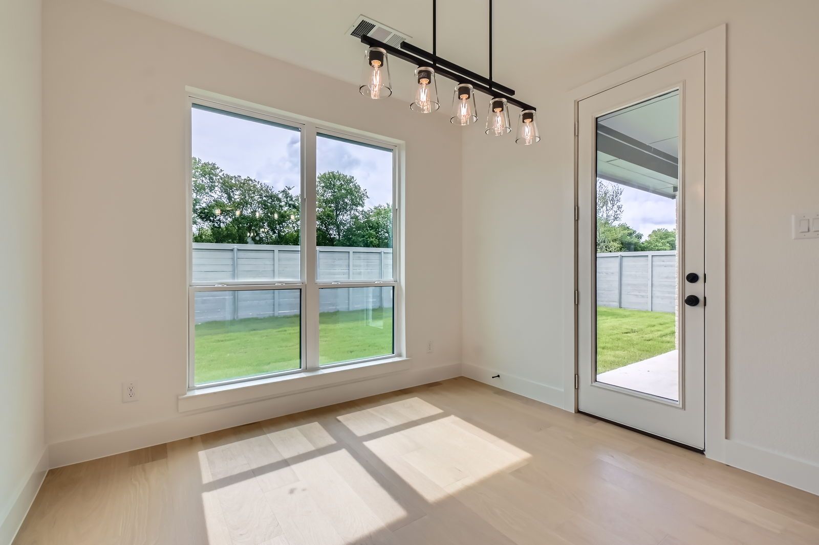 Plan 1560 Representative Photo - Dining Area