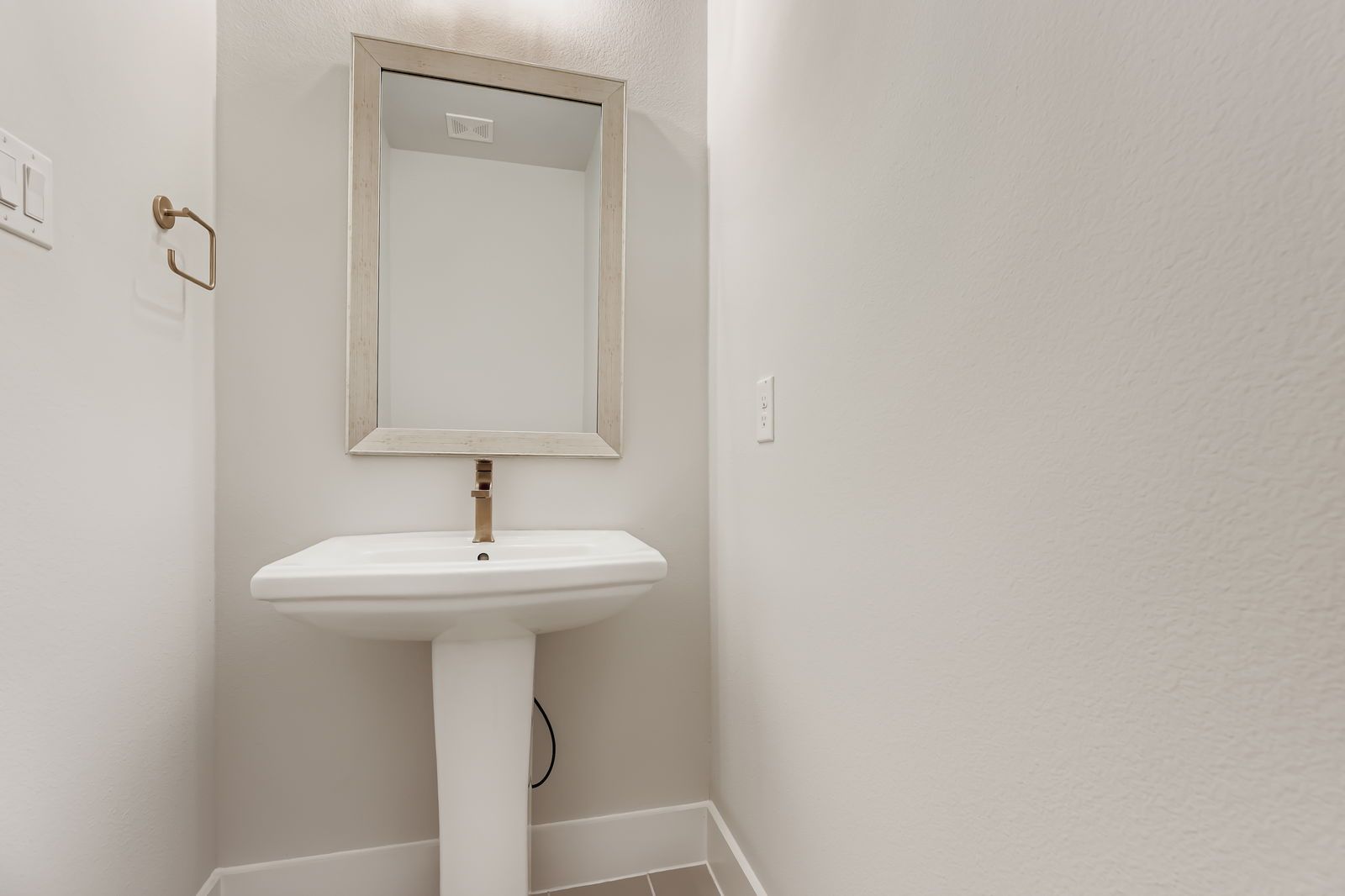 3520 Chivalry Lane - Powder Bath