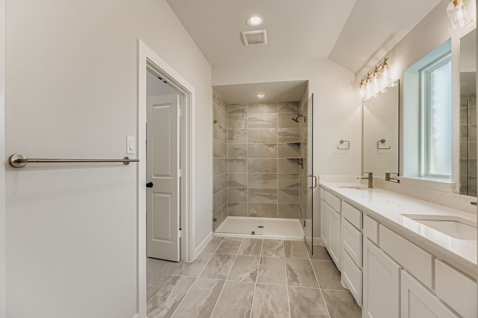 3520 Chivalry Lane - Main Bathroom