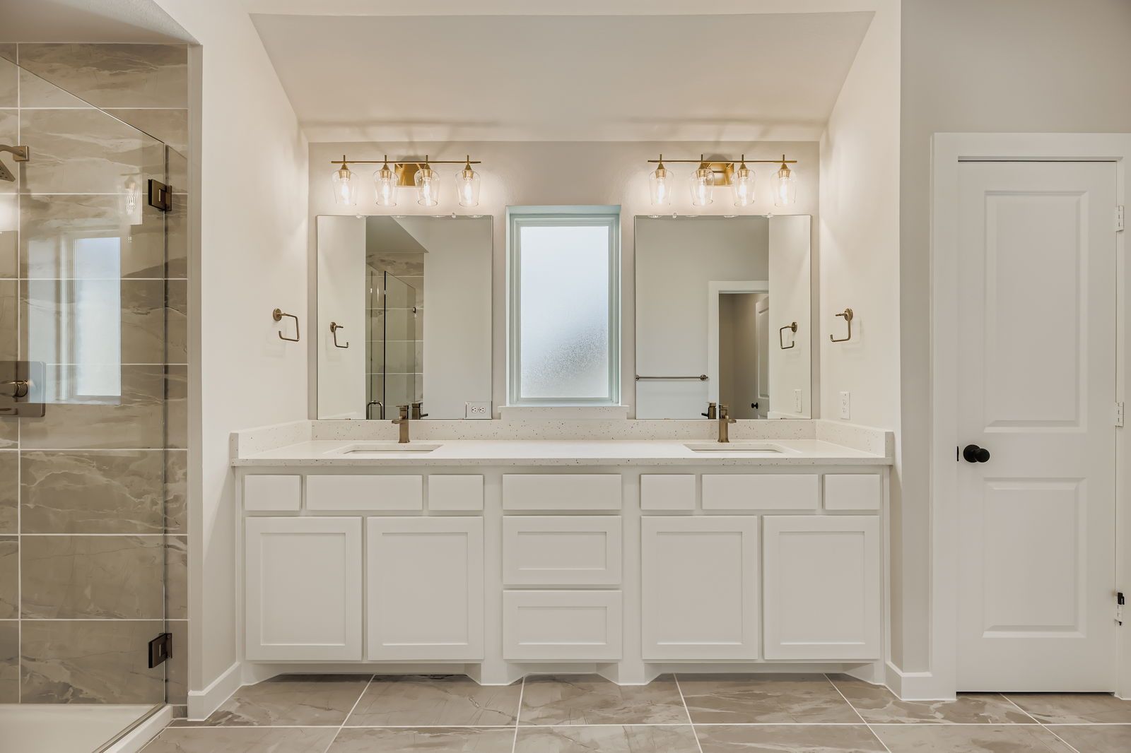3520 Chivalry Lane - Main Bathroom