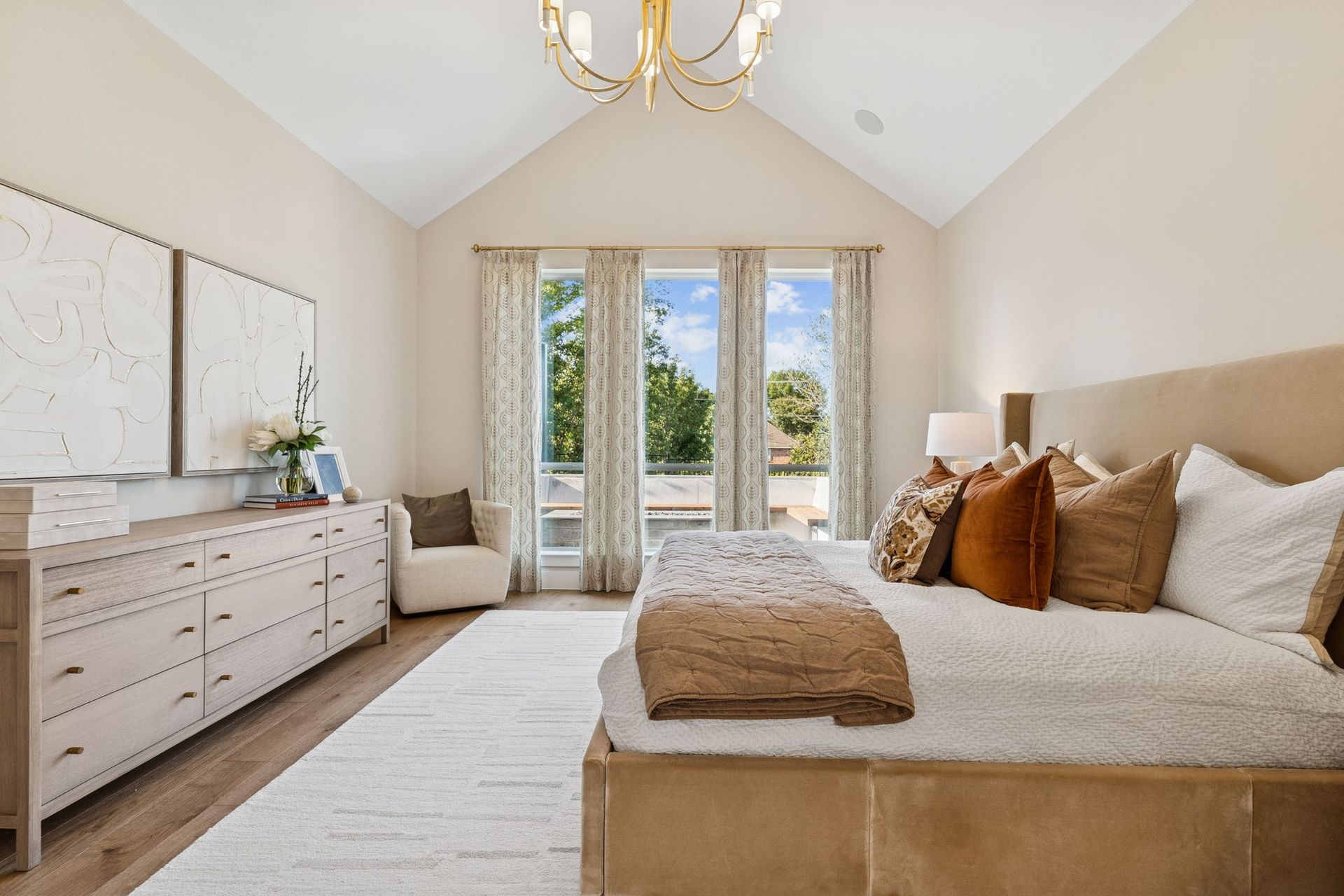 Plan 1640 Main Bedroom - Bella Casa Model Photo